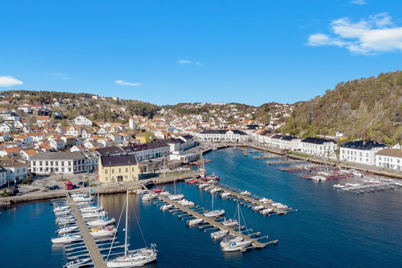 Her bor du helt på bryggekanten med fantastisk utsikt mot skjærgården, og med byens hyggelige restauranter, kaféer og butikker rett utenfor døren. Galleribilde