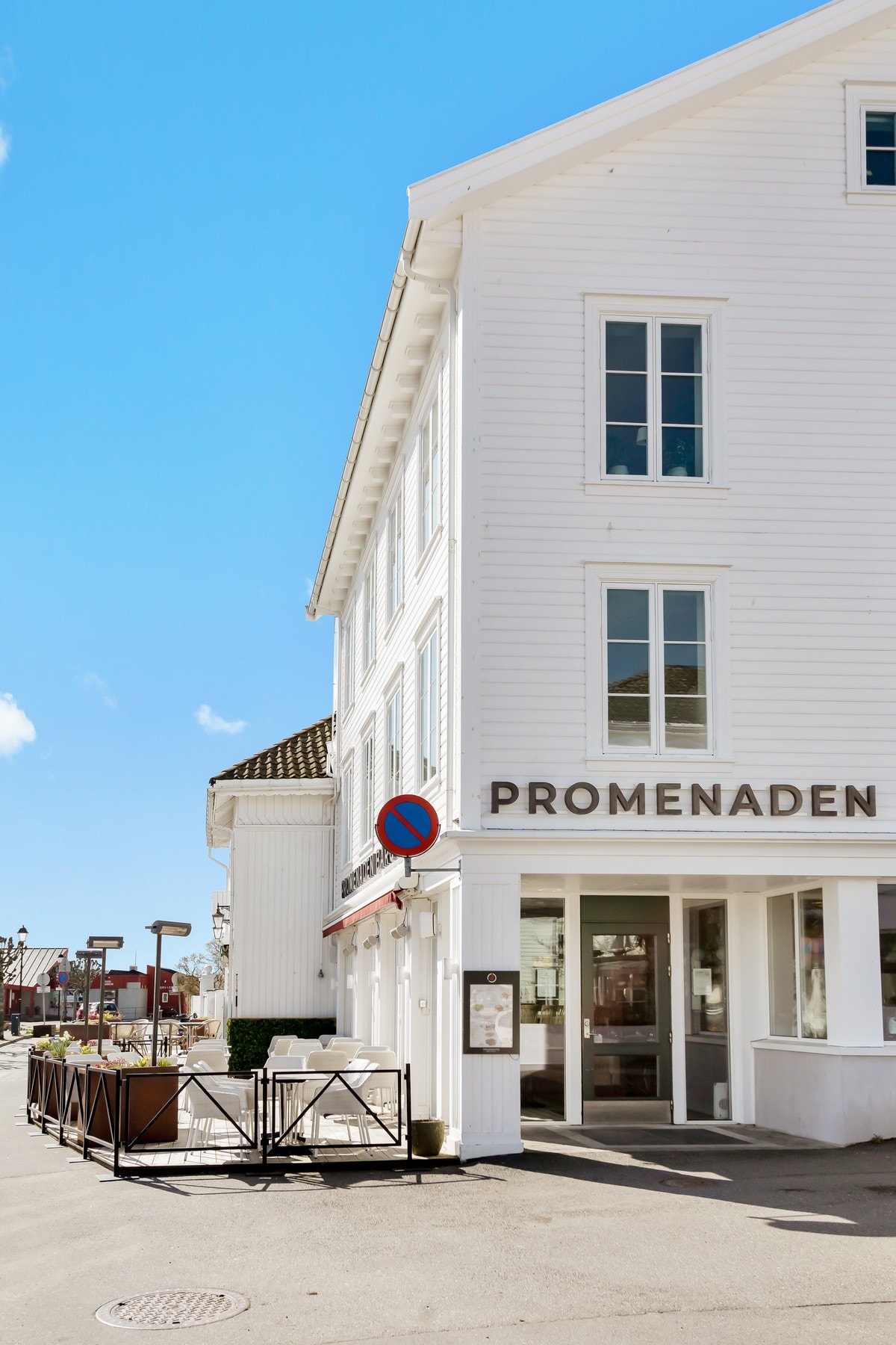 Risør er en av Norges mest sjarmerende kystbyer, kjent for sin unike trehusbebyggelse og maritime atmosfære. Galleribilde