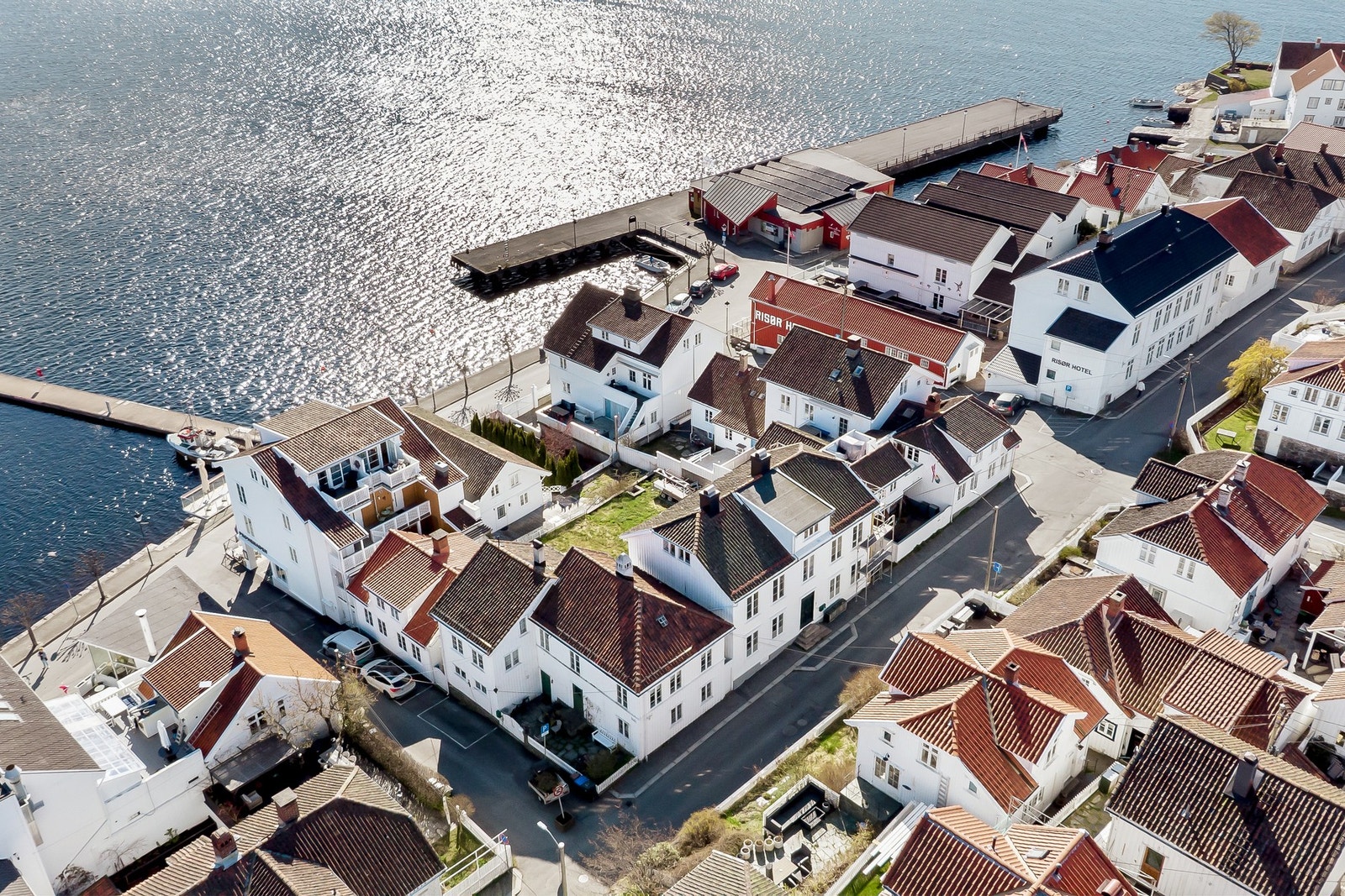 Byen har et rolig preg samtidig som den byr på et rikt kulturliv. Festivaler, utstillinger og teaterforestillinger er en viktig del av Risørs identitet. Galleribilde