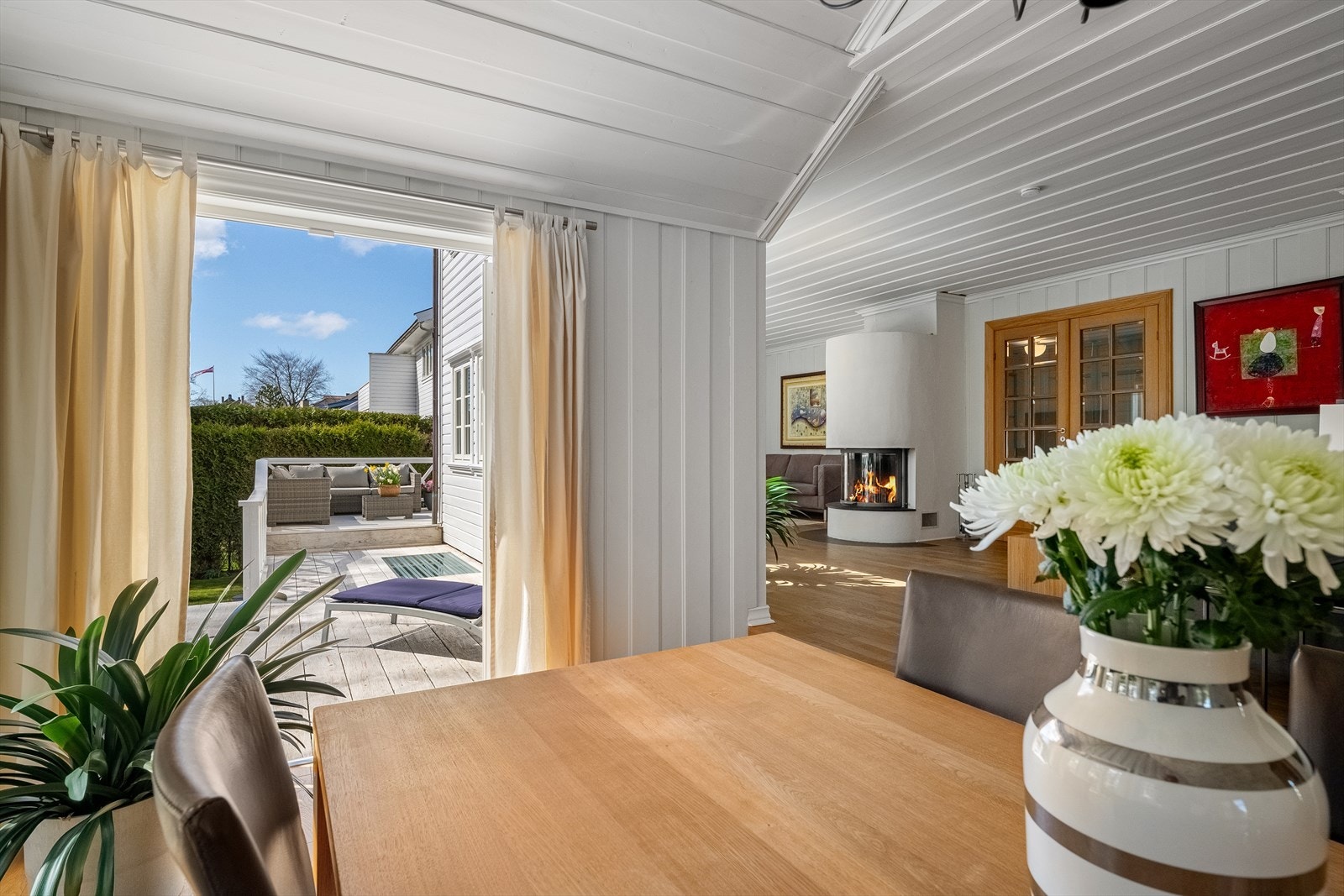 Fra spisestue er det utgang direkte til terrasse og hage. Galleribilde