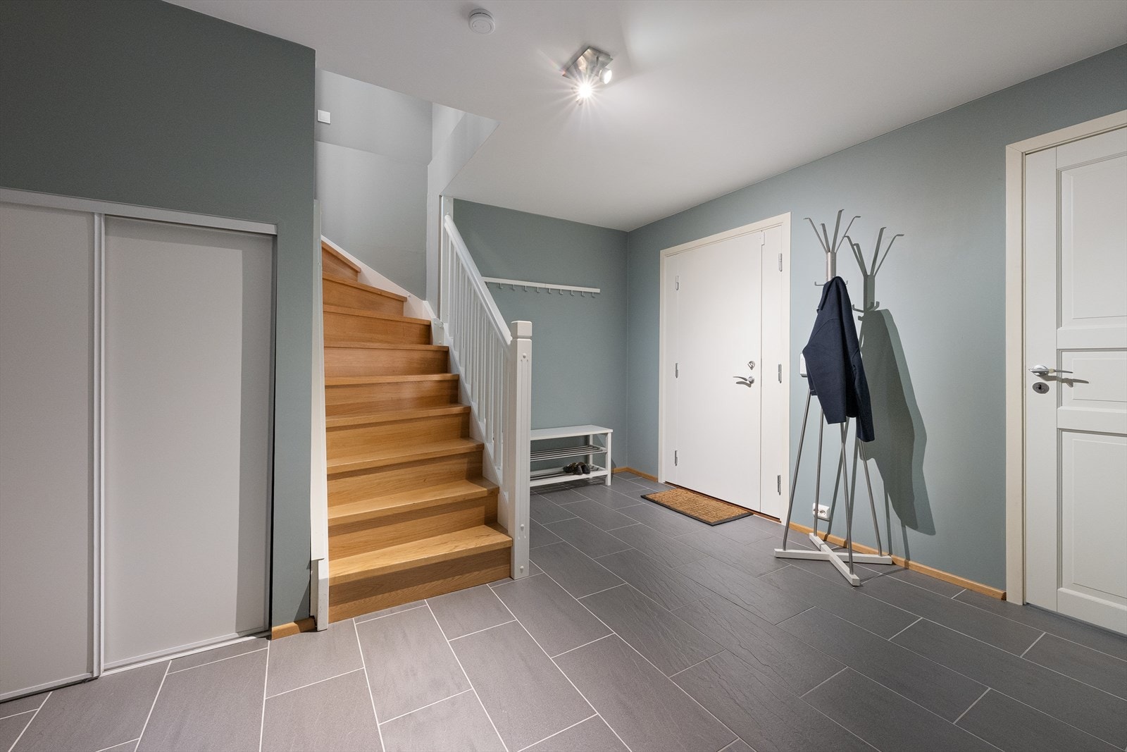 Romslig hall i kjeller med egen inngang. Galleribilde
