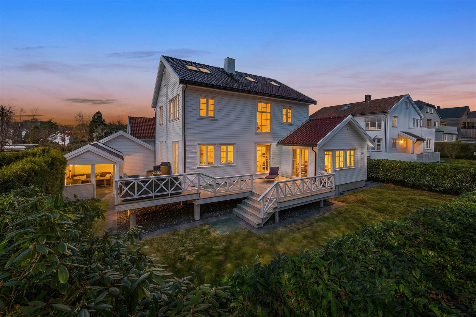 EiendomsMegler1 v/Sjur Svihus har gleden av å presentere Eiganesveien 139. En stor, attraktiv og påkostet Eiganes-villa. Dobbel garasje. Utgravd og innredet kjeller. Galleribilde