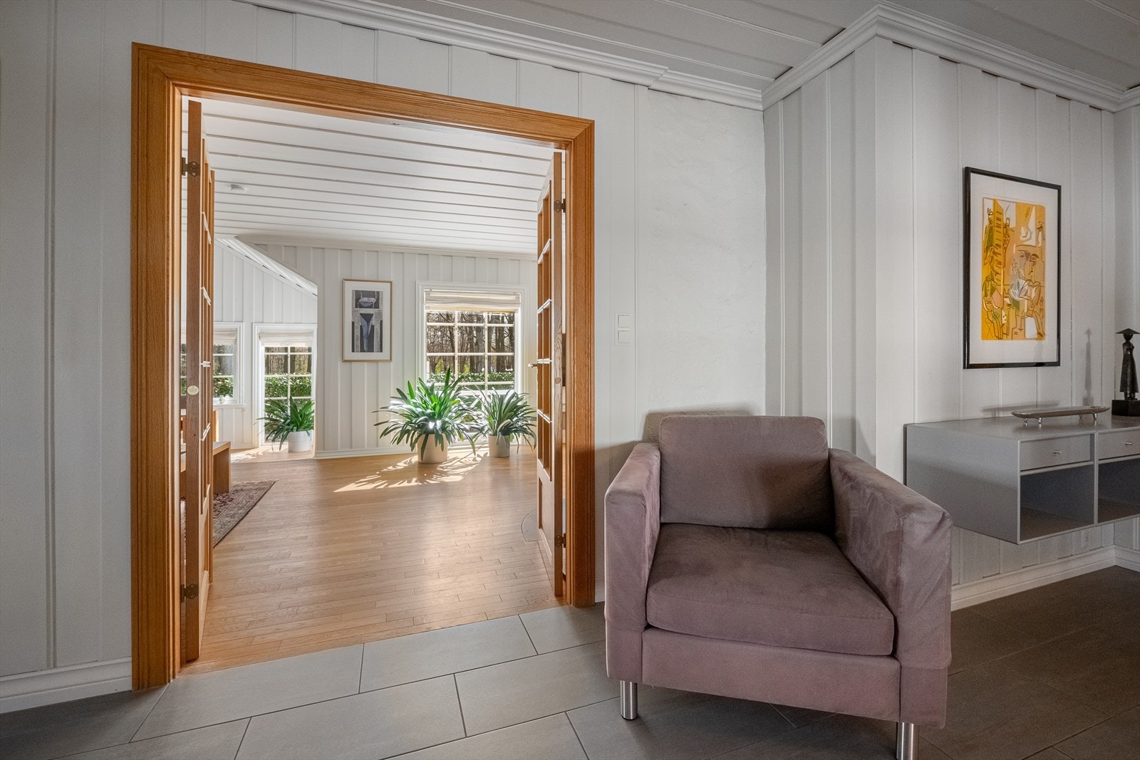 Lyst mellom hall og stue. Galleribilde