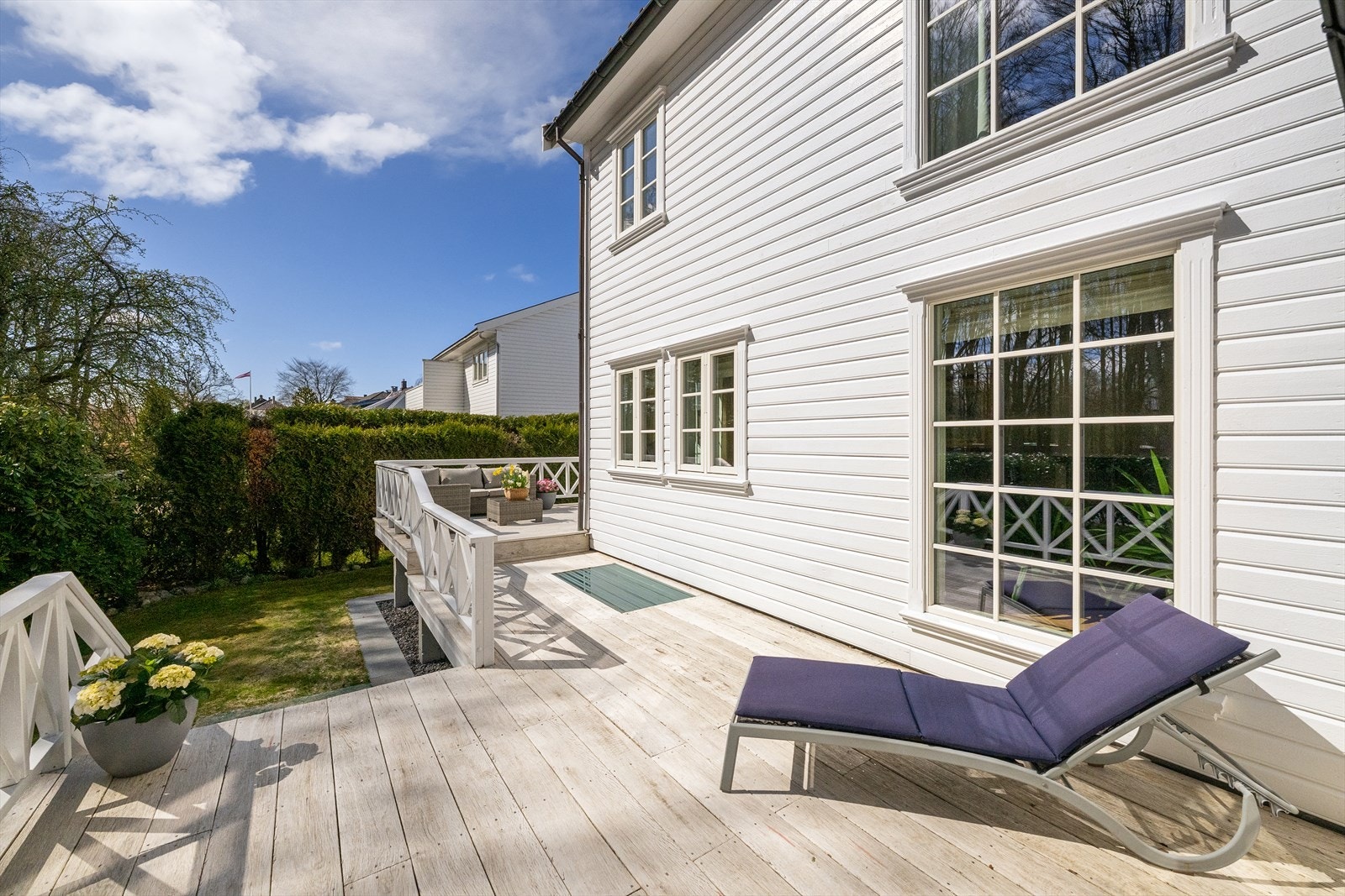 Stor, nyere og solrik terrasse. Galleribilde