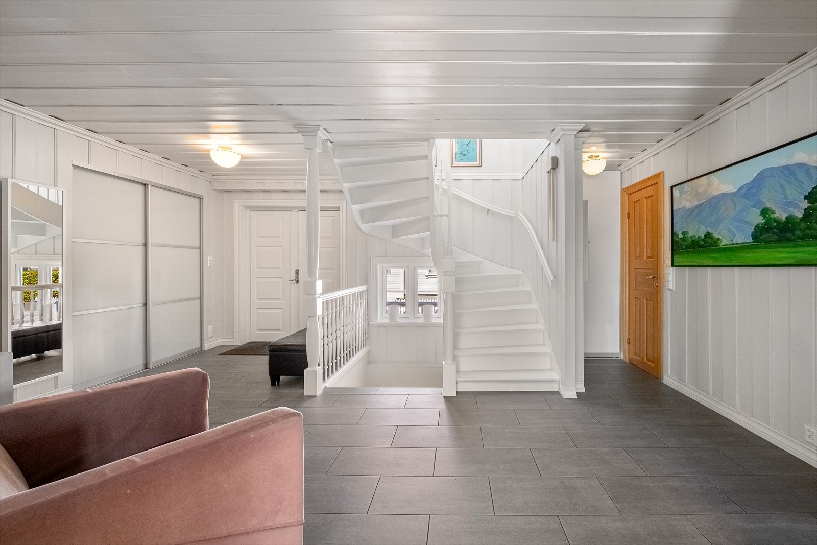 Stor, åpen hall med garderobe. Galleribilde
