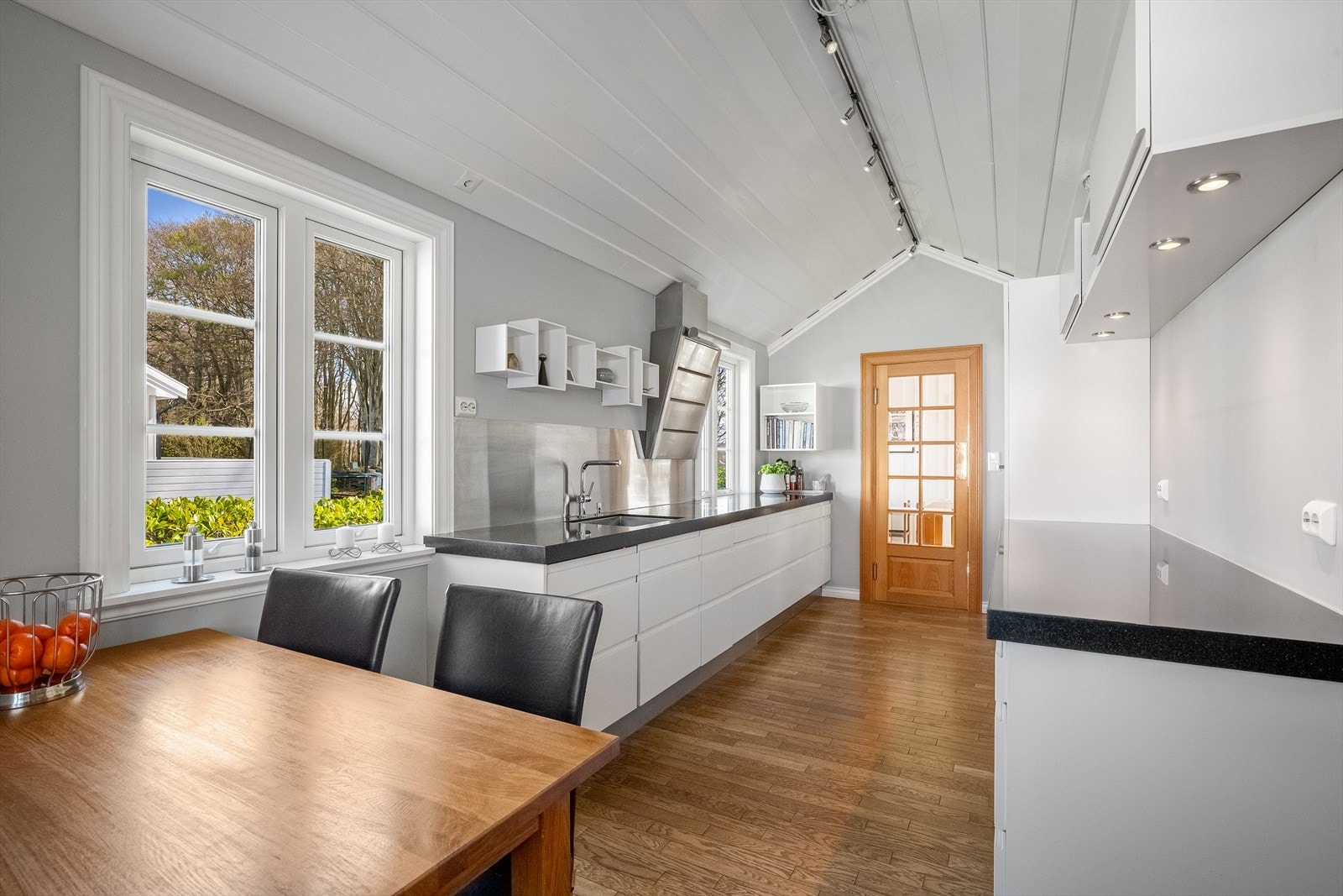 Lekkert HTH-kjøkken med dør inn til spiestuen. Galleribilde