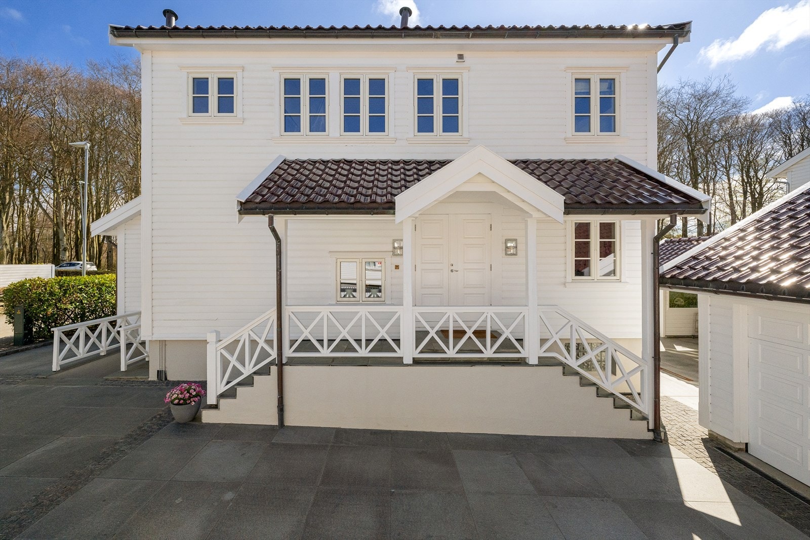 Overbygget inngang med to trapper. Det er en egen trapp og inngang til kjelleren. Galleribilde