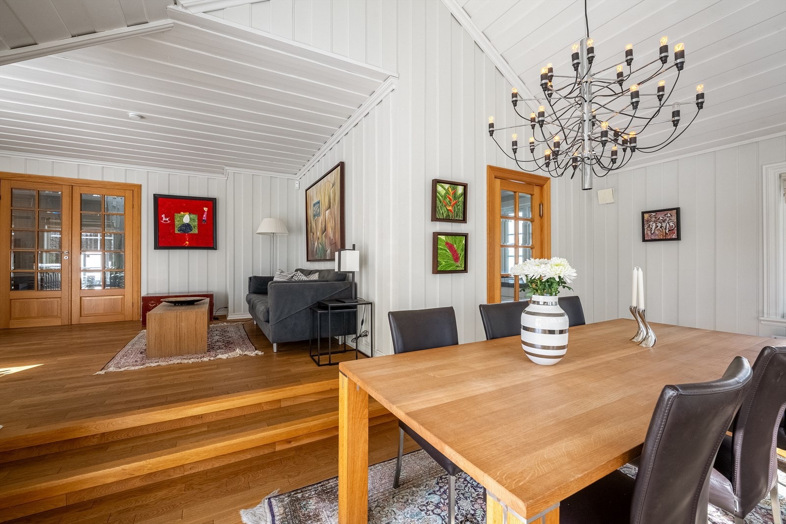 Delvis åpent mellom spisestue og stue. Galleribilde