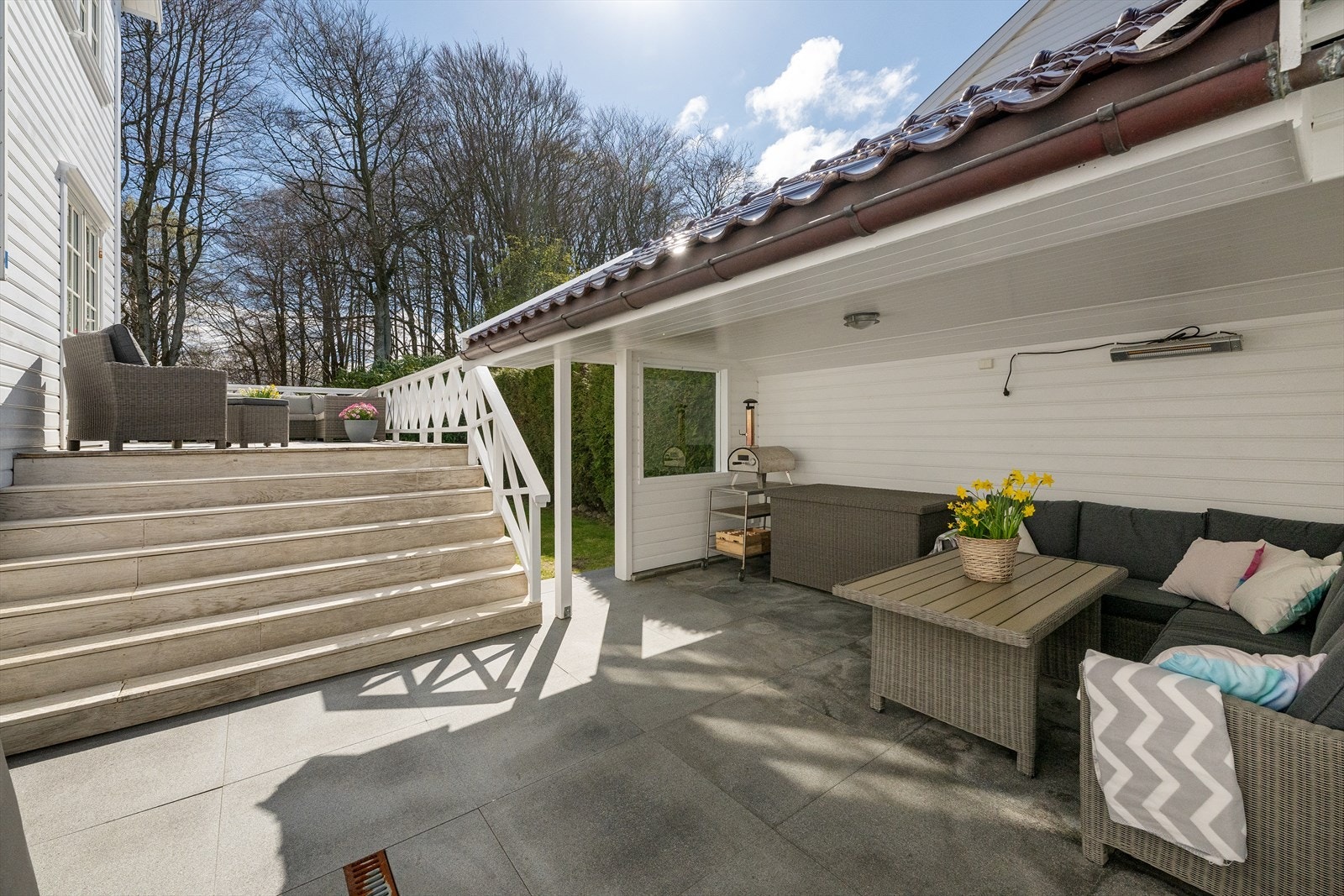 Terrasse, hage, hagestue og garasje er koblet fint sammen. Profesjonelt opparbeidet i 2013. Galleribilde