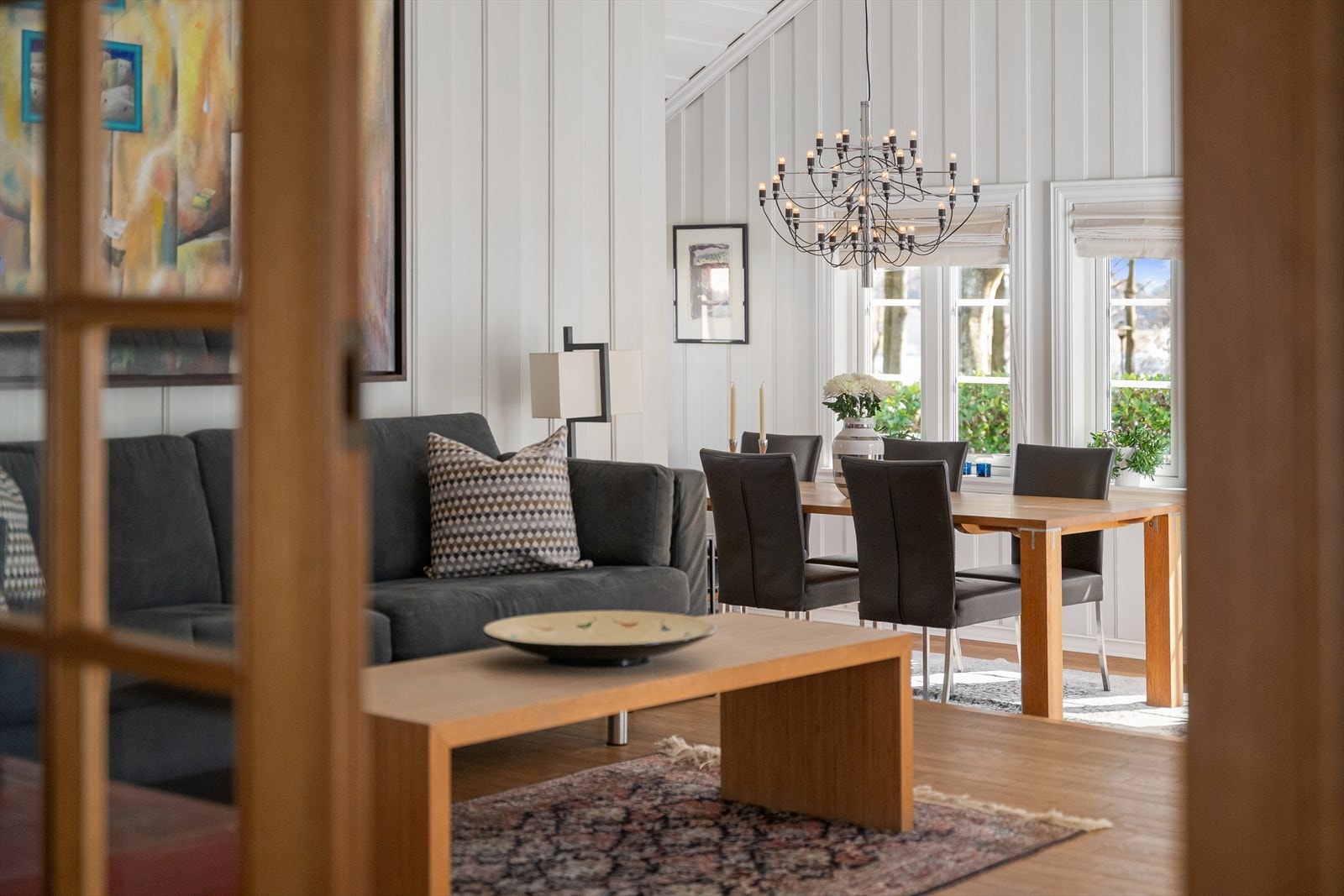 Delvis åpent mellom spisestue og stue. Galleribilde