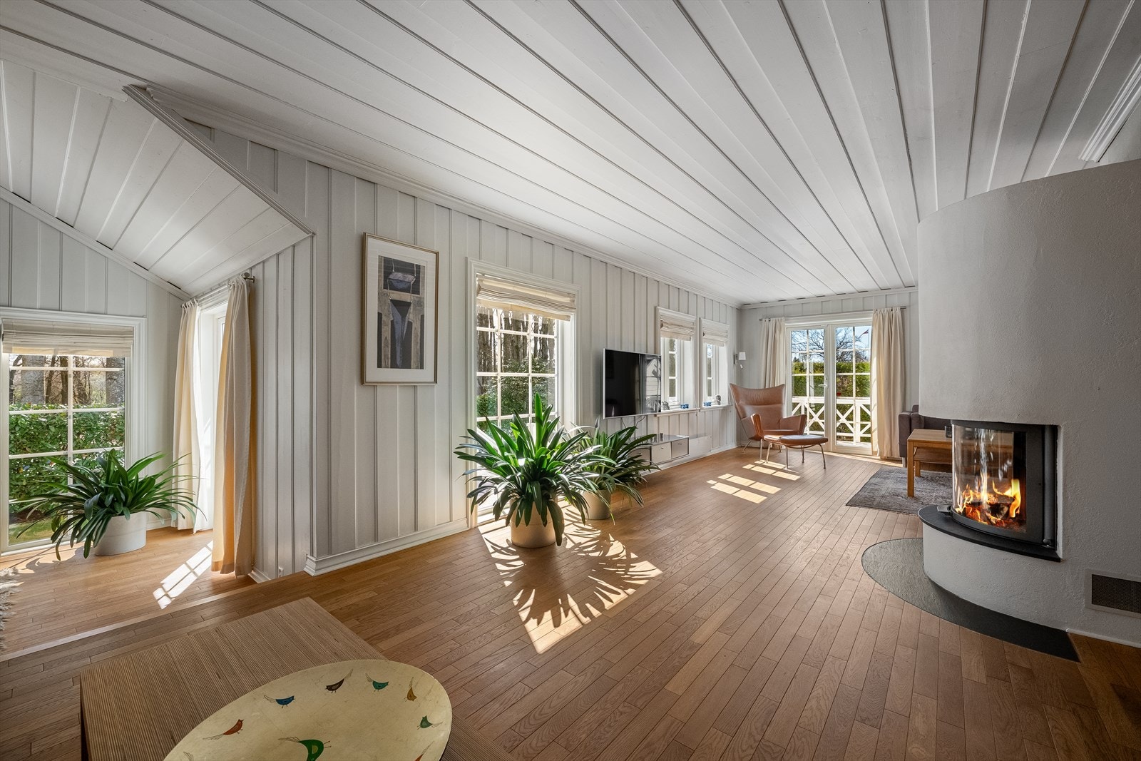 Romslig stue med peis og utgang til terrasse og hage. Galleribilde