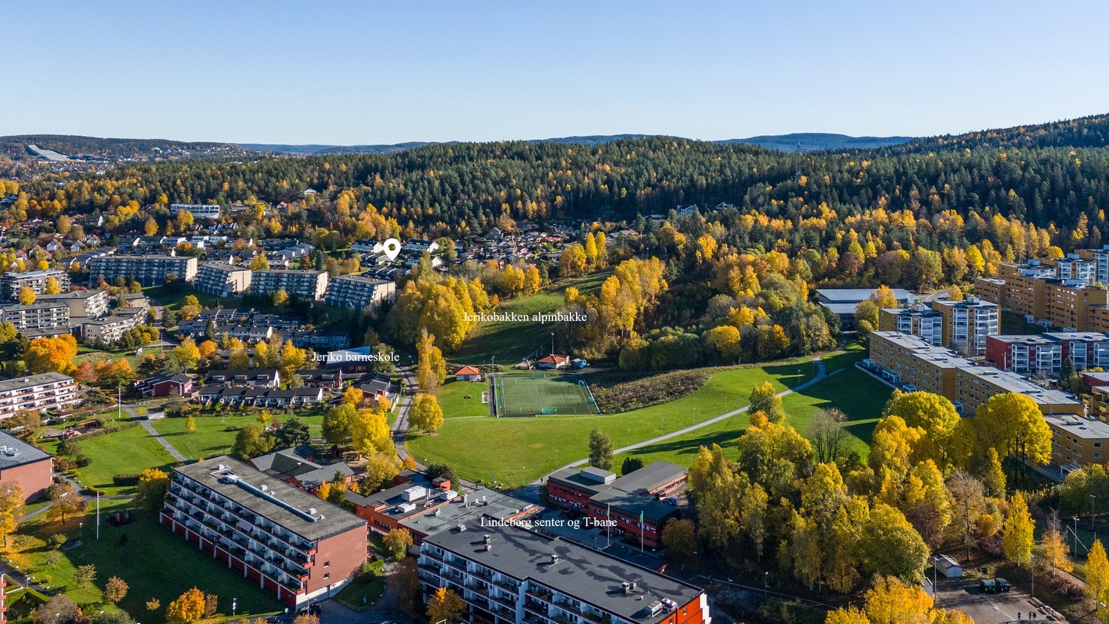 Her bor du med marka og store rekreasjonsmuligheter rett utenfor døren, samtidig som alt du trenger i hverdagen ligger kun en kort spasertur unna. Boligen er markert på bildet. Galleribilde