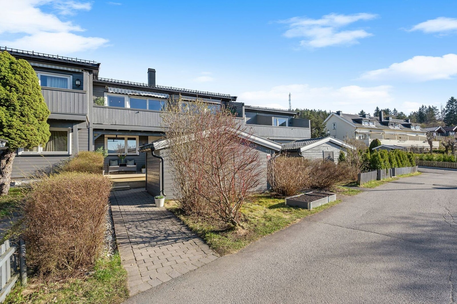 Boligen har en god intern beliggenhet i borettslaget med en åpen og luftig plassering. Borettslaget fremstår som veldrevet, og fasadene ble malt i 2024. Galleribilde