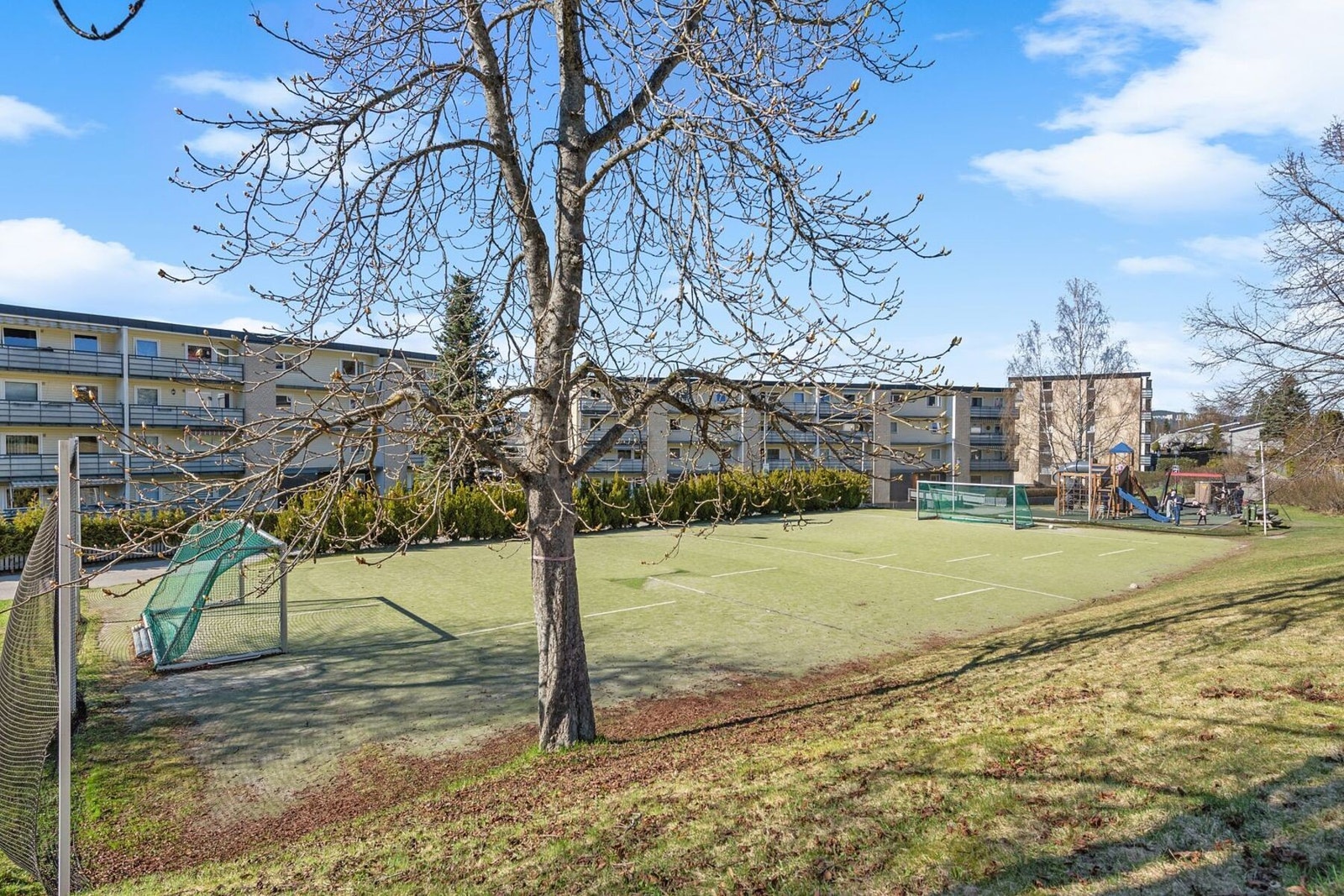 Mellom bebyggelsen finner du hyggelige grøntområder og tun med benker, lekeplasser, bordtennisbord og liten kunstgressbane - til glede for både små og store beboere. Galleribilde
