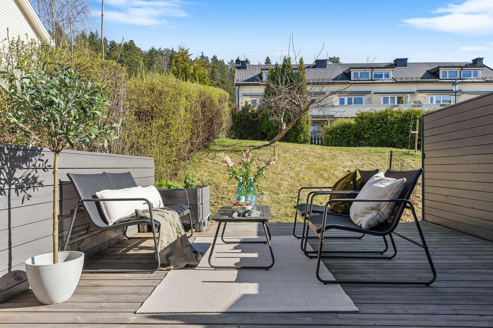 Hagen og terrassen vender mot sørøst og har sol fra tidlig morgen til midt på dagen - perfekt for en rolig start på dagen med kaffekoppen i hånden og frokost i frisk luft. Galleribilde
