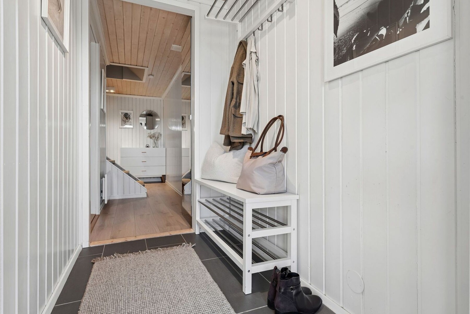 Innvendig ønskes du velkommen av en lys og hyggelig entré og gang. Her er det gode muligheter for garderobeløsninger og ytterligere møblering etter eget ønske. Galleribilde