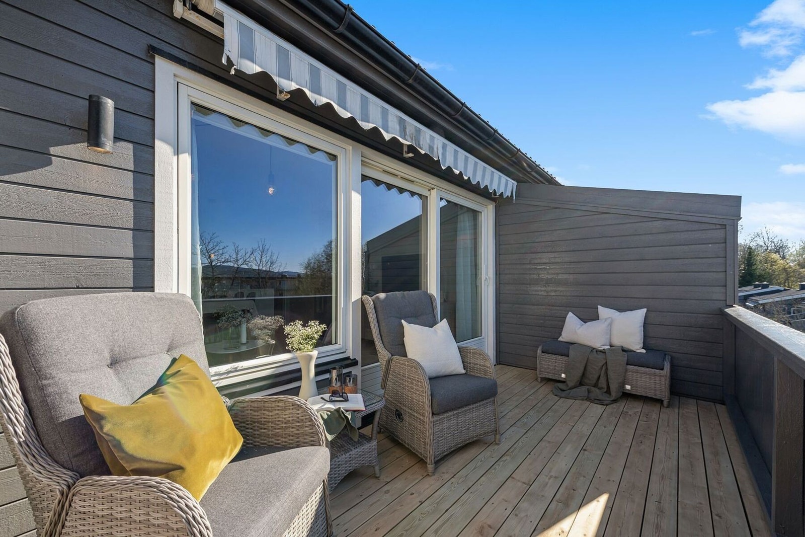 Fra stuen er det utgang til en luftig terrasse på 9 kvm. Terrassen ble oppført i forbindelse med rehabilitering av fasader i regi av borettslaget i 2007/2008. Galleribilde
