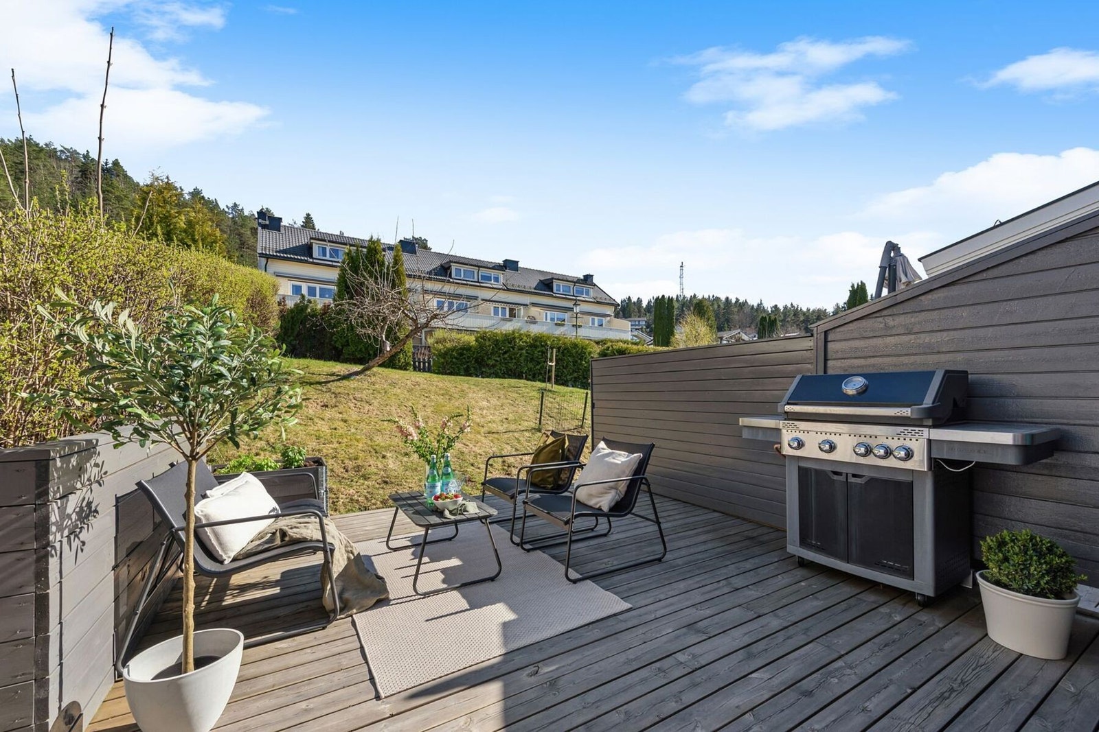 Med boligen følger eksklusiv bruksrett til tre flotte uteplasser med nydelige solforhold - her kan solen nytes fra tidlig morgen til sen kveld. Galleribilde