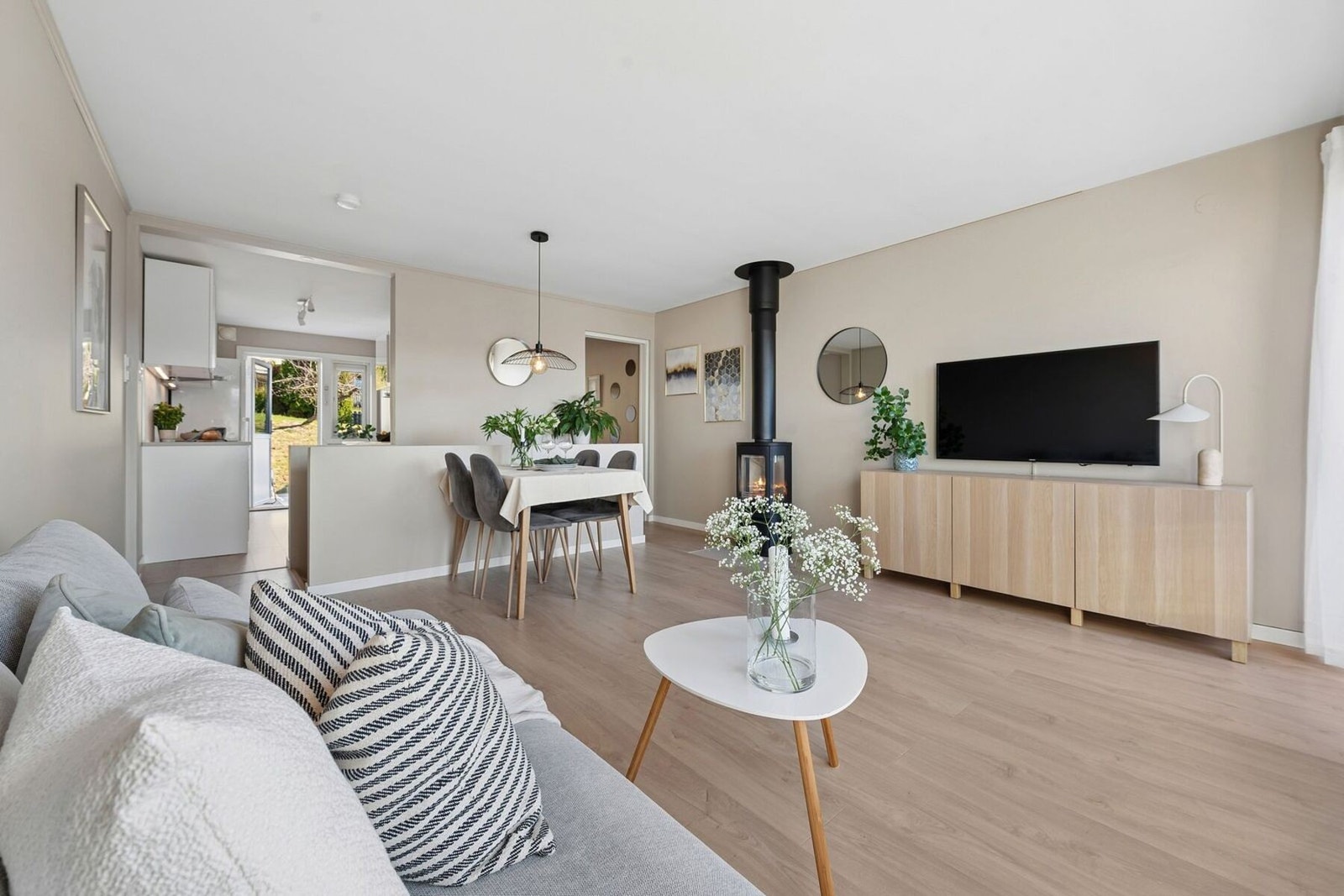 Stuen legger til rette for hyggelige sammenkomster med venner og familie, samtidig som rommet oppleves som usjenert for rolige stunder i eget selskap. Galleribilde