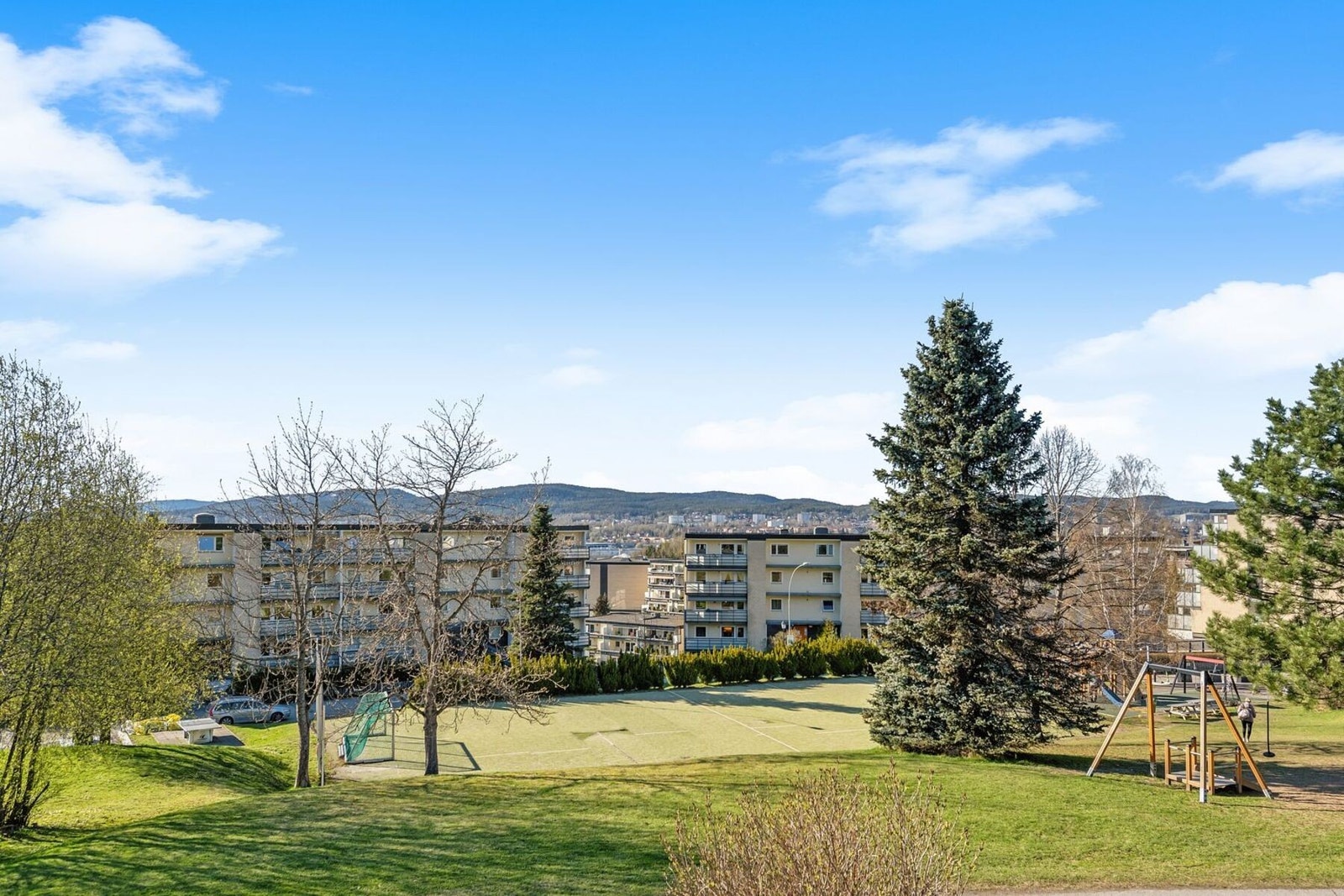 Fra terrassen har du flott utsikt over borettslagets grøntområder og horisonten. Det medfølger en egen garasjeplass med lader under nærmeste terrasseblokk, nr. 27. Galleribilde