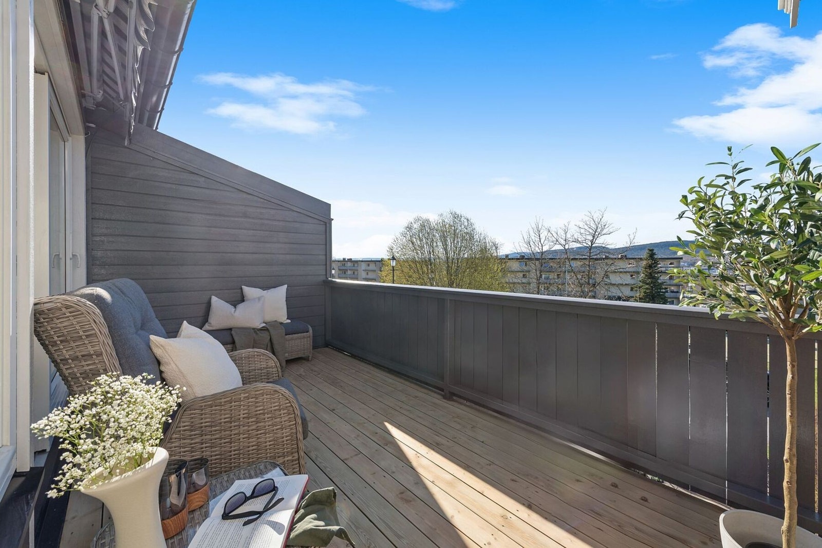 Terrassen vender mot nordvest, med nydelig ettermiddag- og kveldssol. Terrassebordene ble skiftet i 2023 og slipt i 2026. Galleribilde