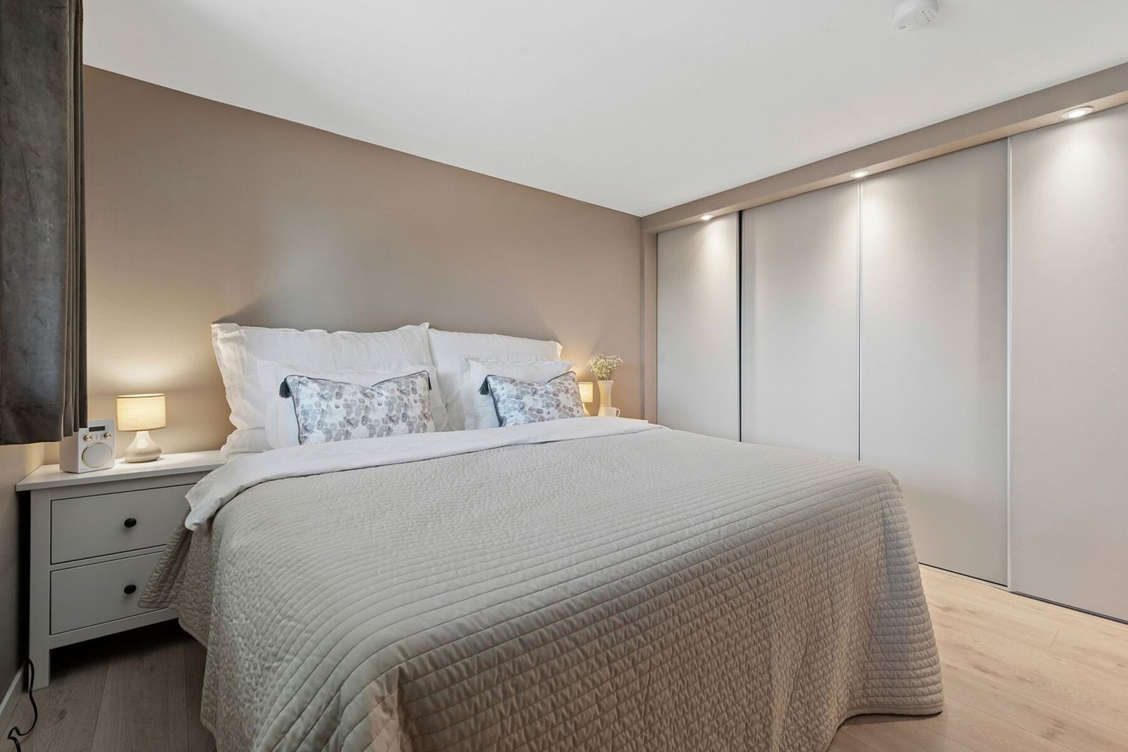 Hovedsoverommet har god plass til stor seng og rikelig med garderobe, med skyvedørsgarderobe fra 2015 langs én hel vegg. Galleribilde