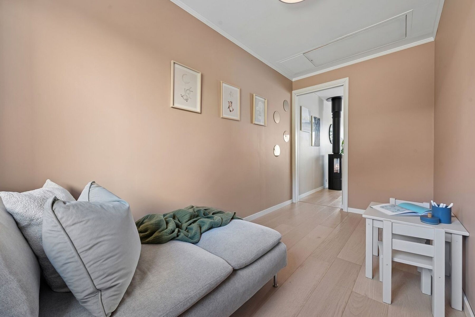 Rommet har plass til seng, garderobe og arbeidsplass. I tillegg er det inngang til stort loft med god oppbevaringsplass. Galleribilde