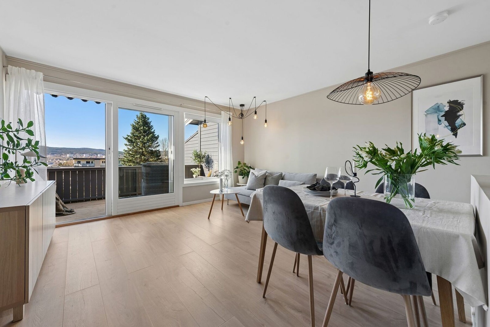Stuen har stor skyvedør i glass ut mot terrassen og nyter godt av et ekstra vindu sammenlignet med tilsvarende rekkehus, noe som slipper rikelig med lys inn i boligen. Galleribilde