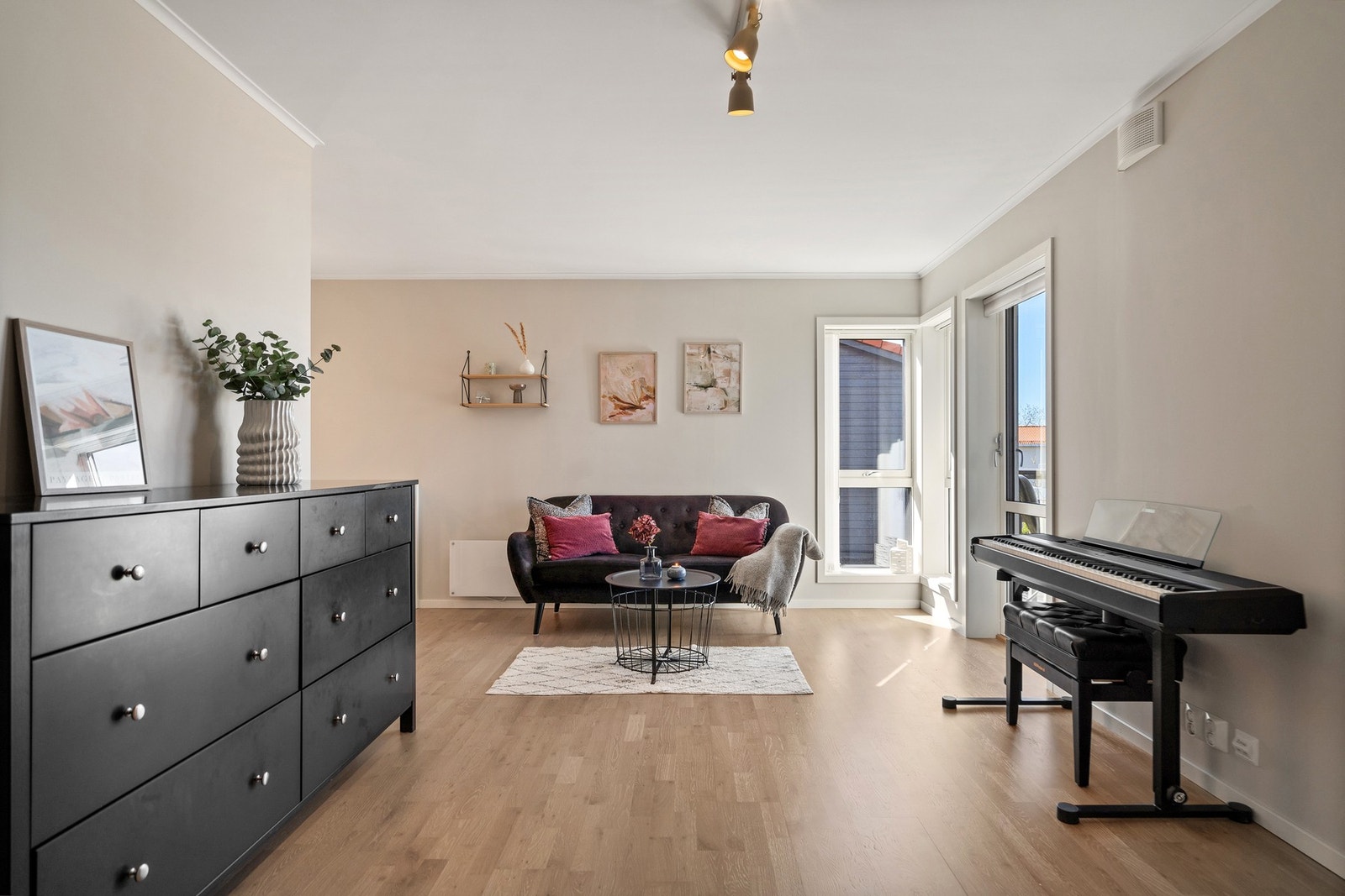 Her er det en stor loftstue med utgang til solrik balkong Galleribilde