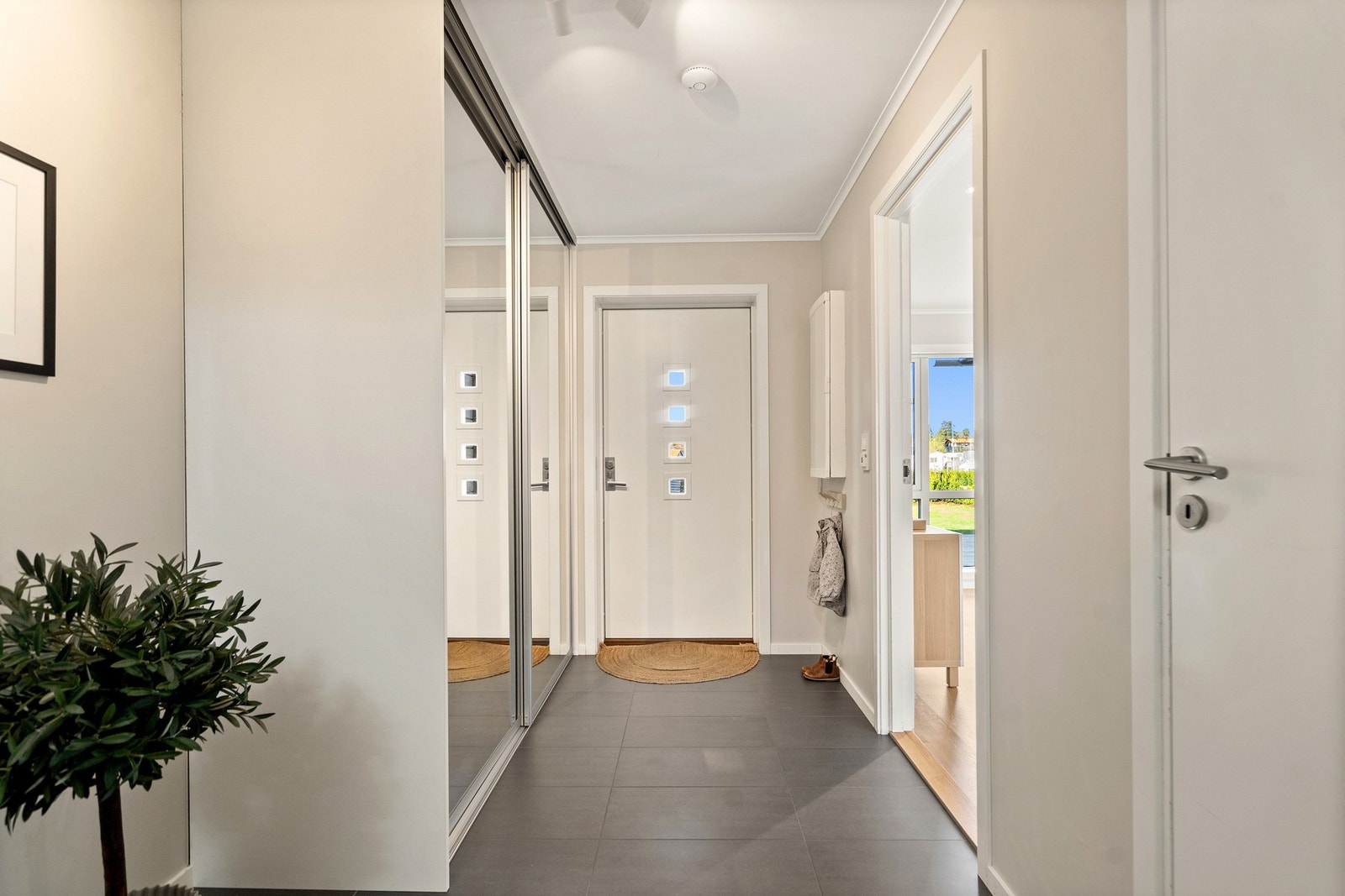 Romslig hall med skyvedørgarderobe Galleribilde