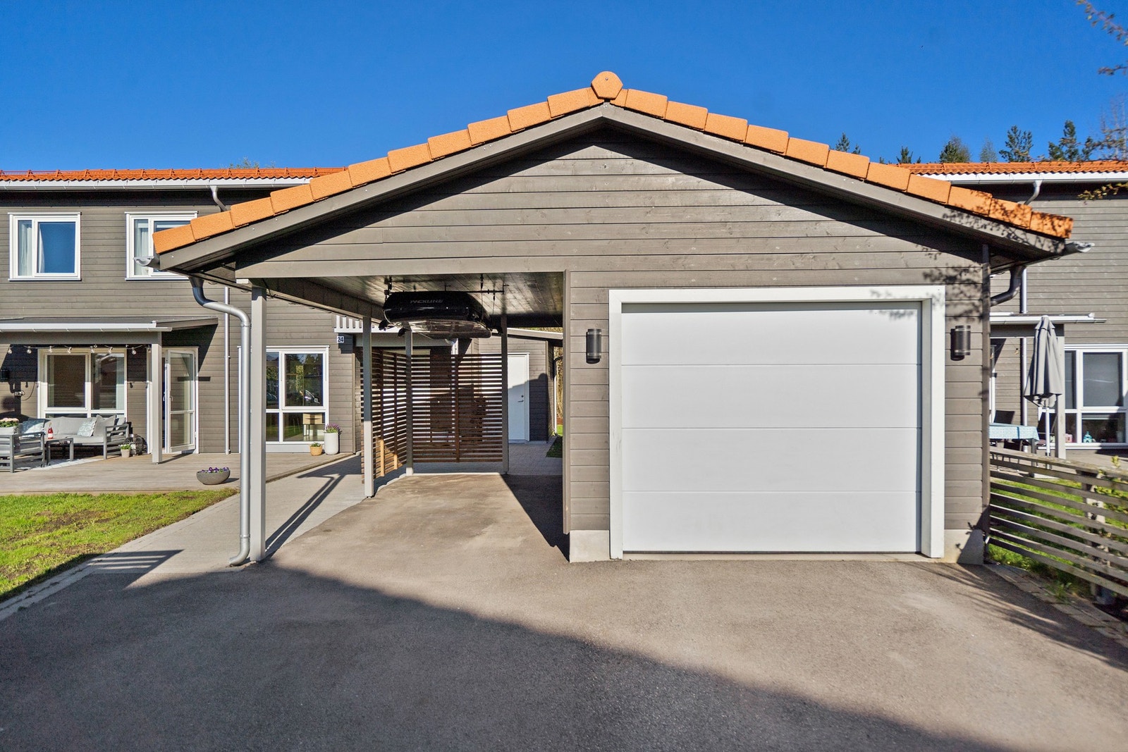 Garasje og carport med tilhørende bod Galleribilde