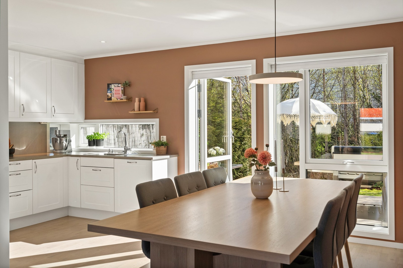 Flott allrom med god plass for sosialt langbord Galleribilde