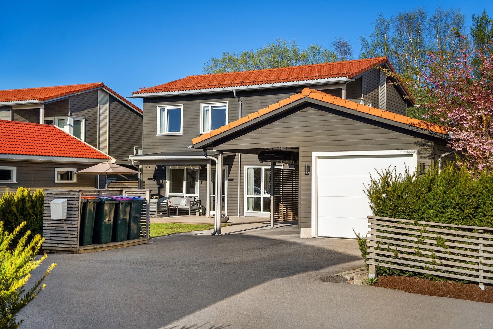 Garasje med bod og carport Galleribilde