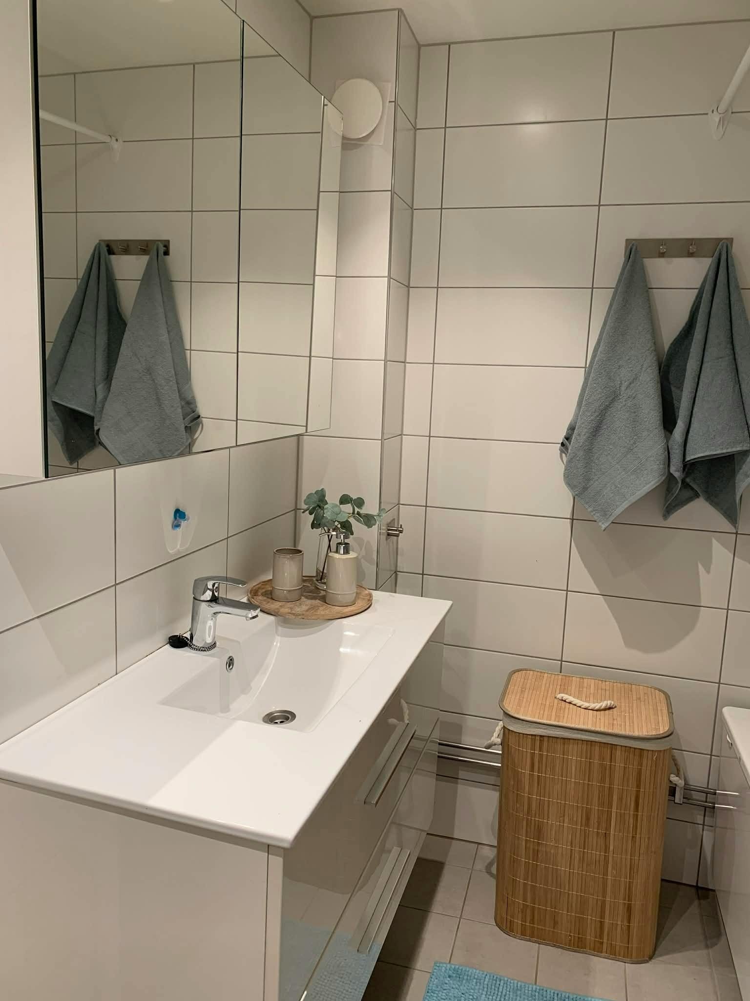 Bad med varmekabler og inkludert hvitvarer Galleribilde