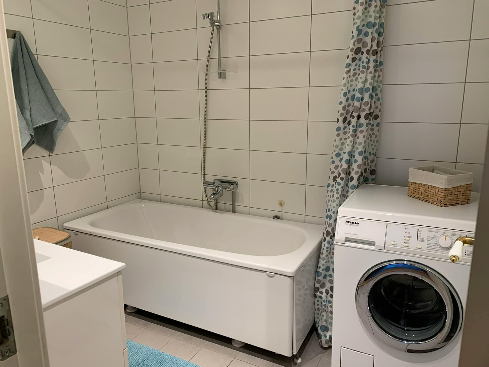 Bad med varmekabler og inkludert hvitvarer Galleribilde