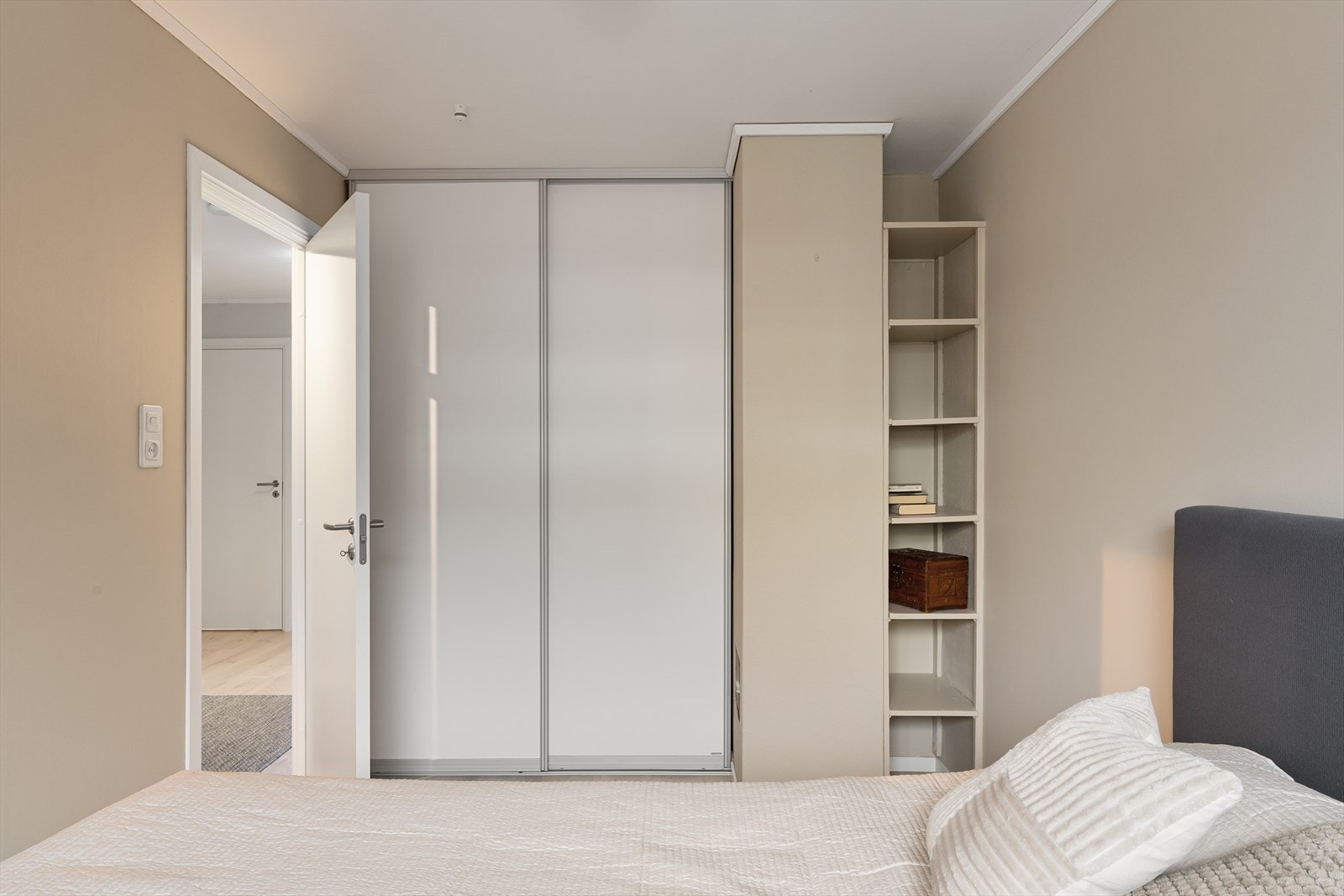 Praktisk skyvedørsgarderobe Galleribilde