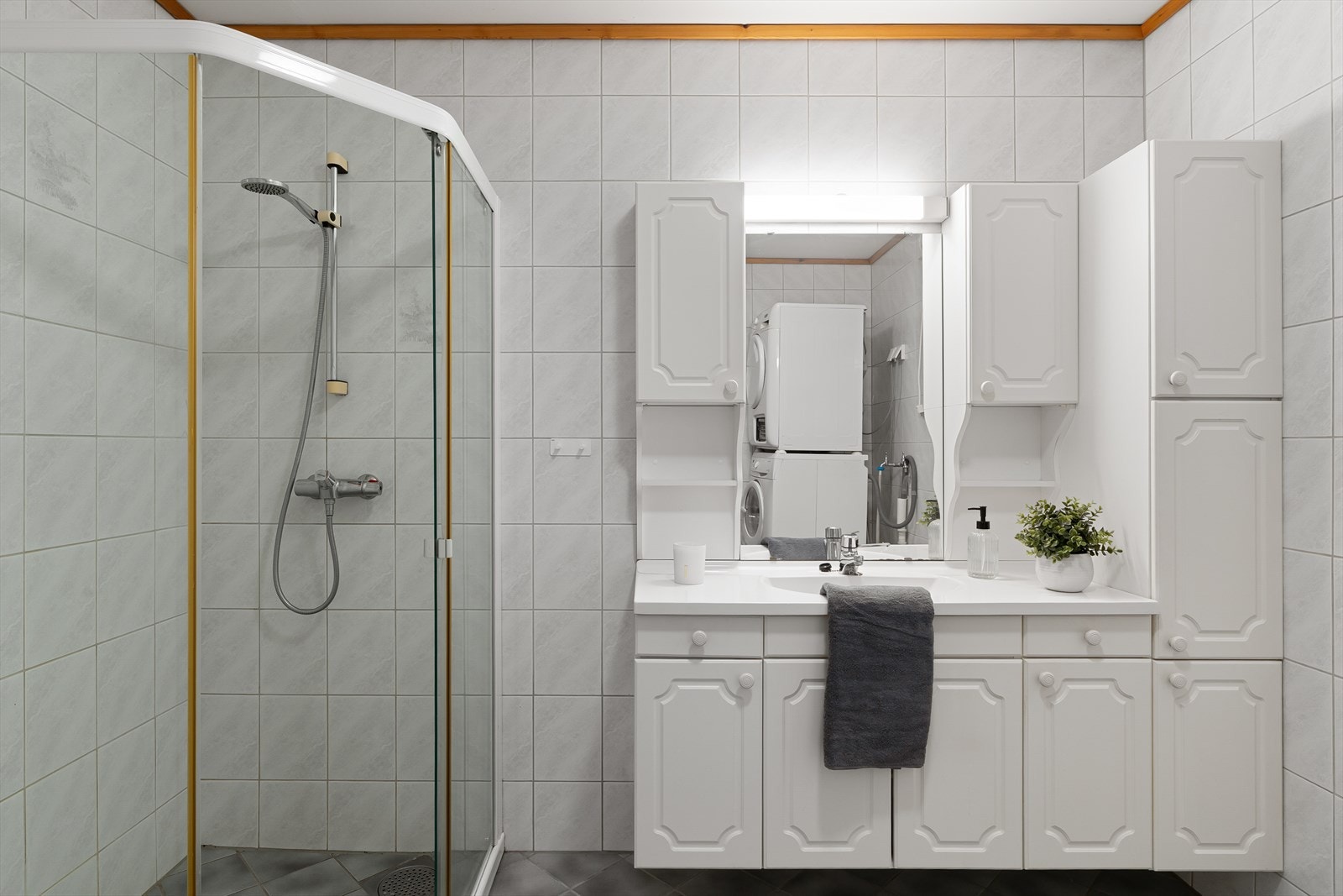 Badet er innredet med nedfelt servant, dusjvegger/hjørne samt opplegg for vaskemaskin Galleribilde