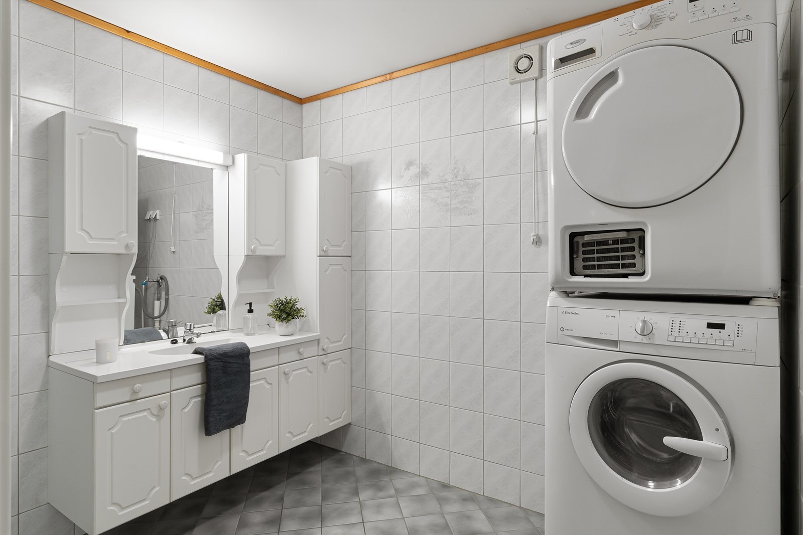 Badet er helfliset med elektriske varmekabler i gulv Galleribilde