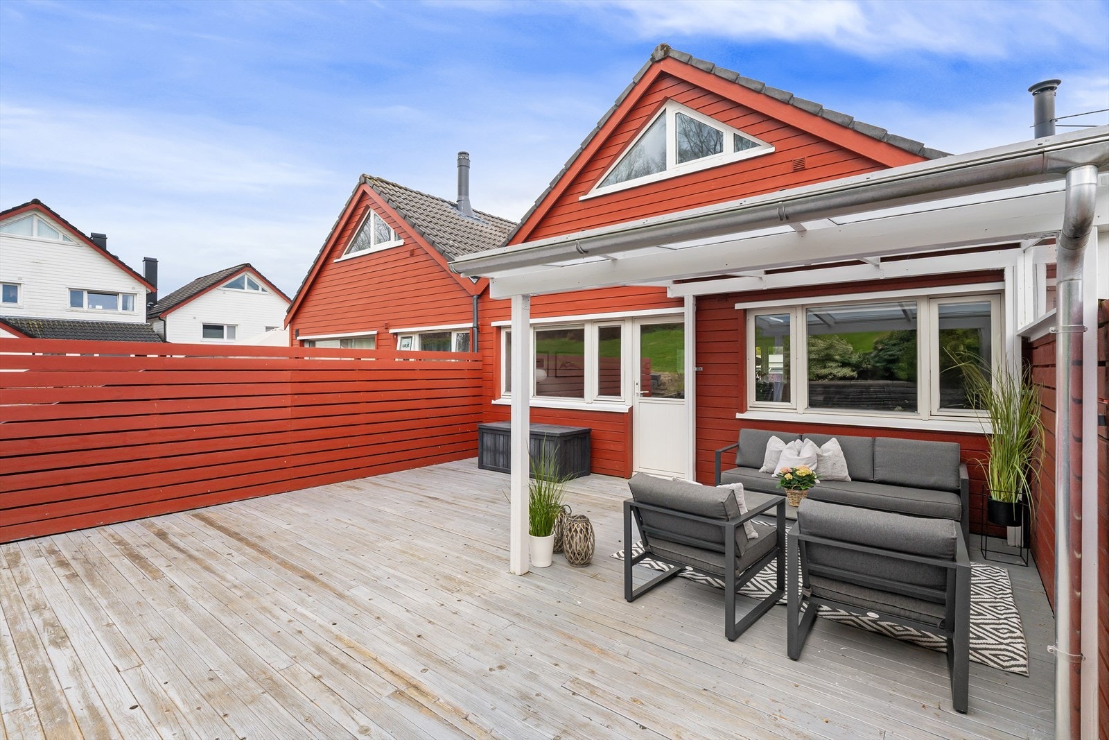 Terrassen er romslig med gode solforhold Galleribilde