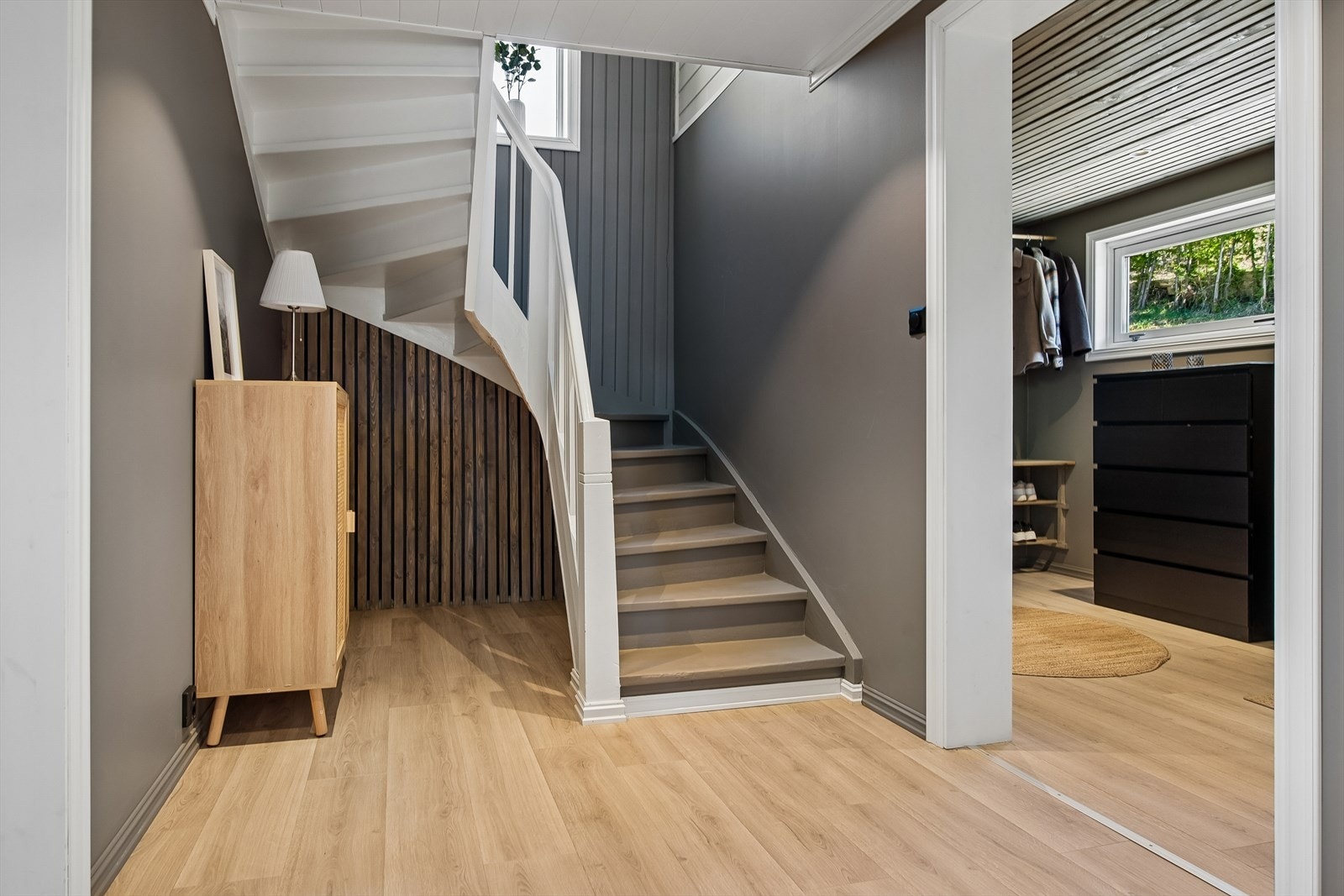 I gangen ligger den malte tretrappen som fører opp til soveromsavdelingen i 2. etasje. Galleribilde