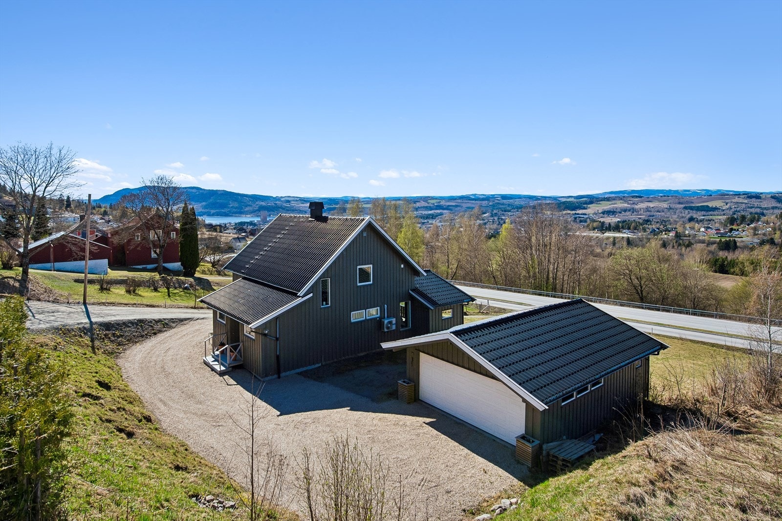 Eiendommen inkluderer en dobbel garasje fra 1988 med innlagt strøm og motorisert portåpner. Galleribilde