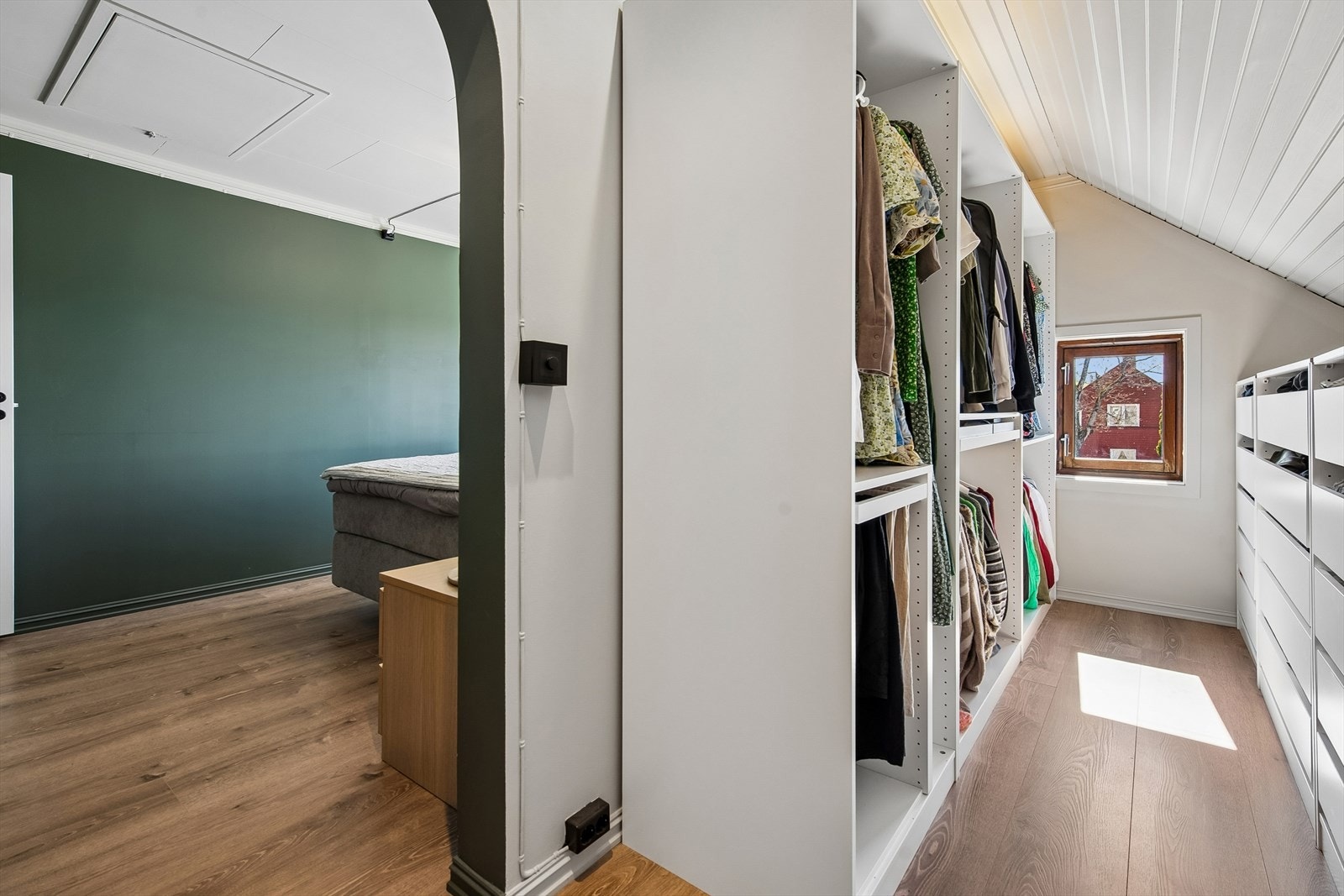 Fra hovedsoverommet er det direkte adkomst til et romslig walk-in-closet, hvor innredningen ble oppgradert i 2025. Galleribilde