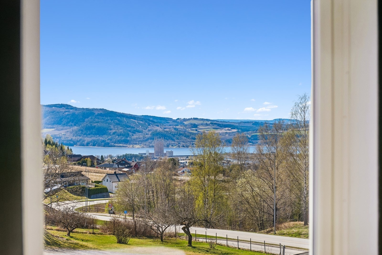 Fra flere av boligens rom, og spesielt fra terrassen, har man en vidstrakt utsikt mot Mjøsa. Galleribilde