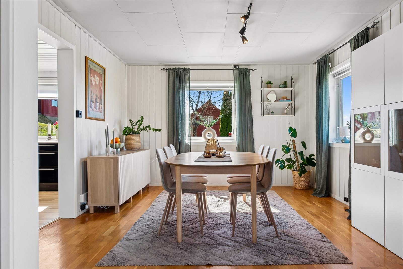 Her er det god plass til både spisebord og oppbevaringsløsninger - perfekt for hyggelige måltider Galleribilde