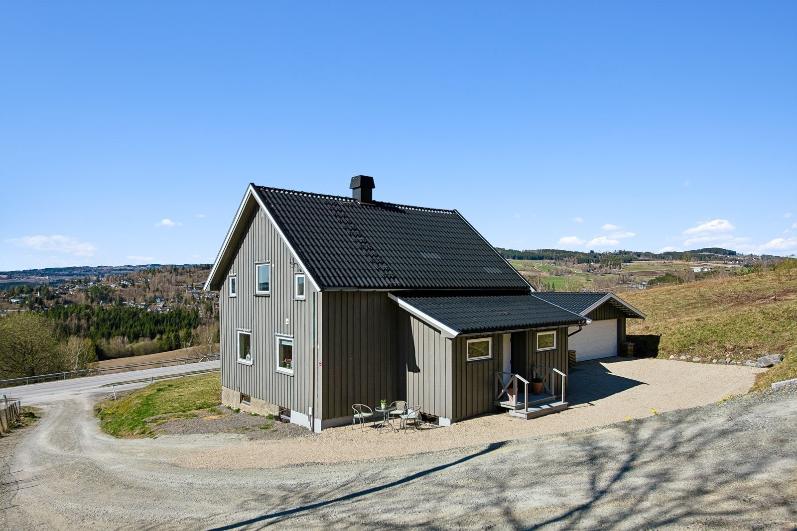 Nordåsvegen 95! En klassisk og innholdsrik bolig med vakker utsikt. Galleribilde