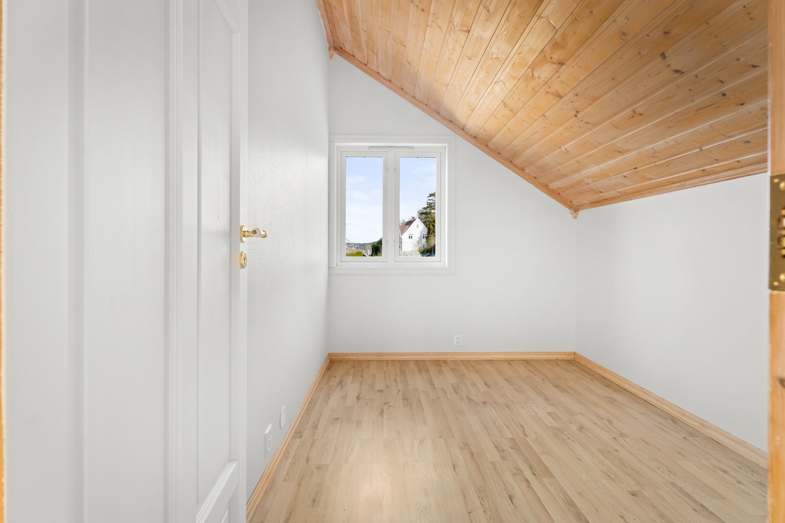Alle soverommene har godt med lysinnslipp. Galleribilde