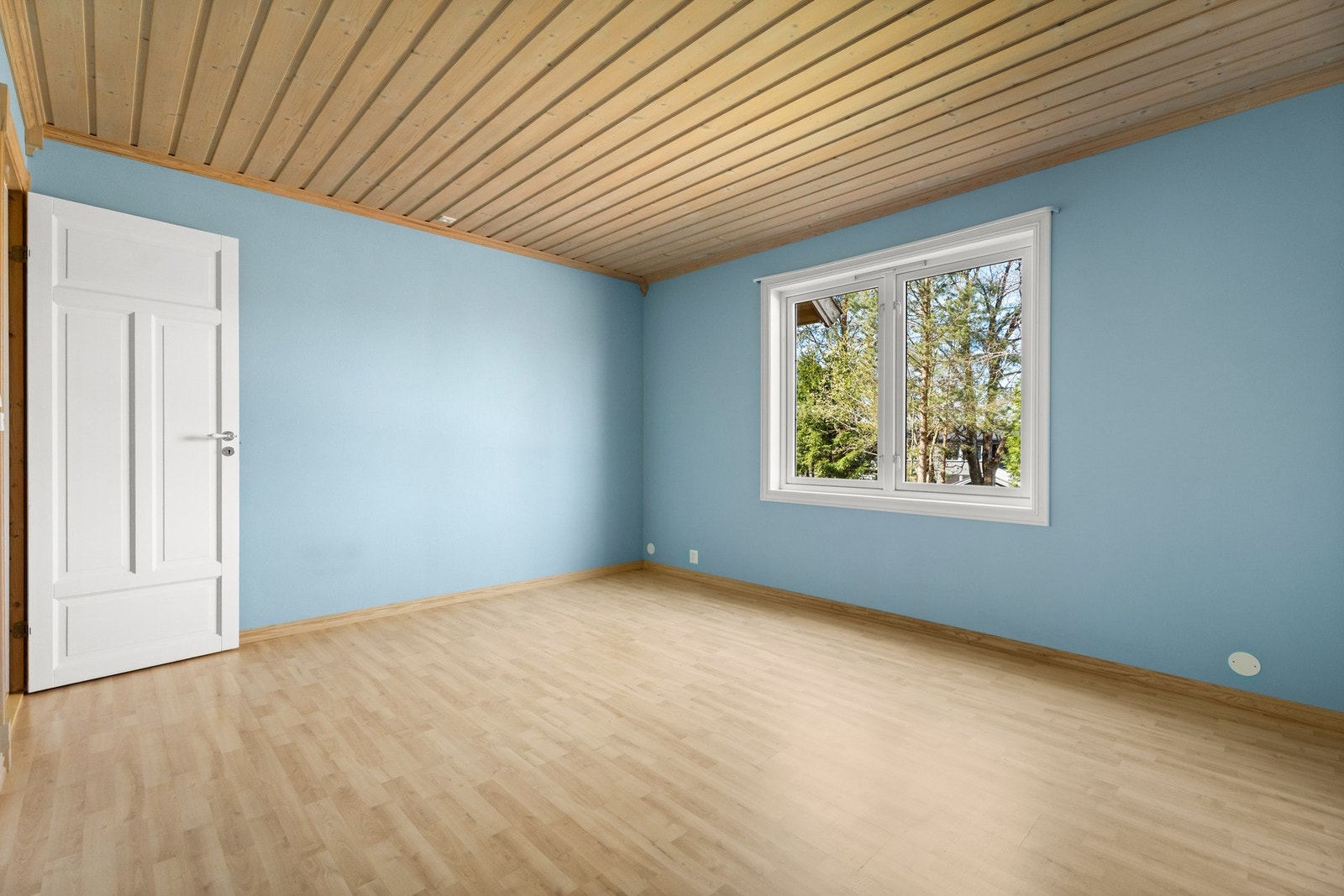 Her er det plass til både seng og garderobeløsning. Galleribilde