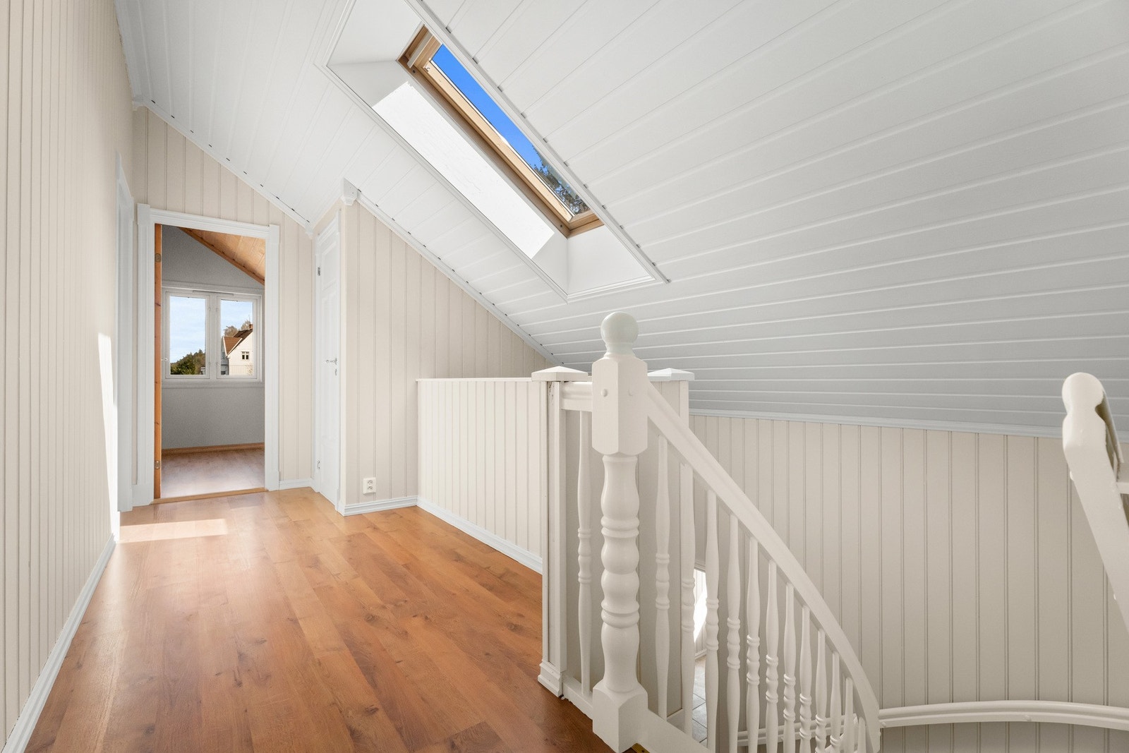 I 2. etasje finner man fire soverom og praktiske rom for oppbevaring. Galleribilde