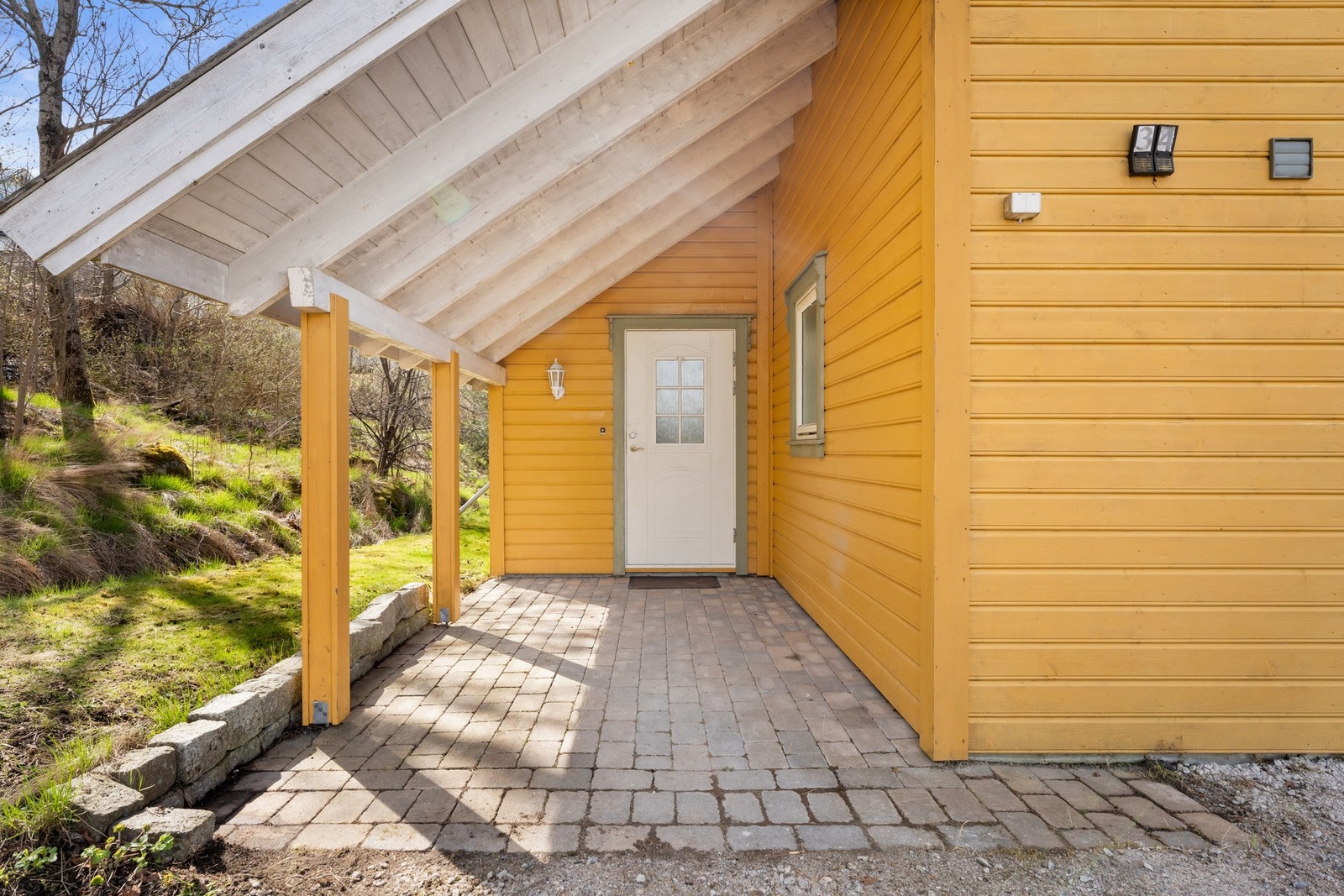 Inngangsparti med takoverbygg. Galleribilde