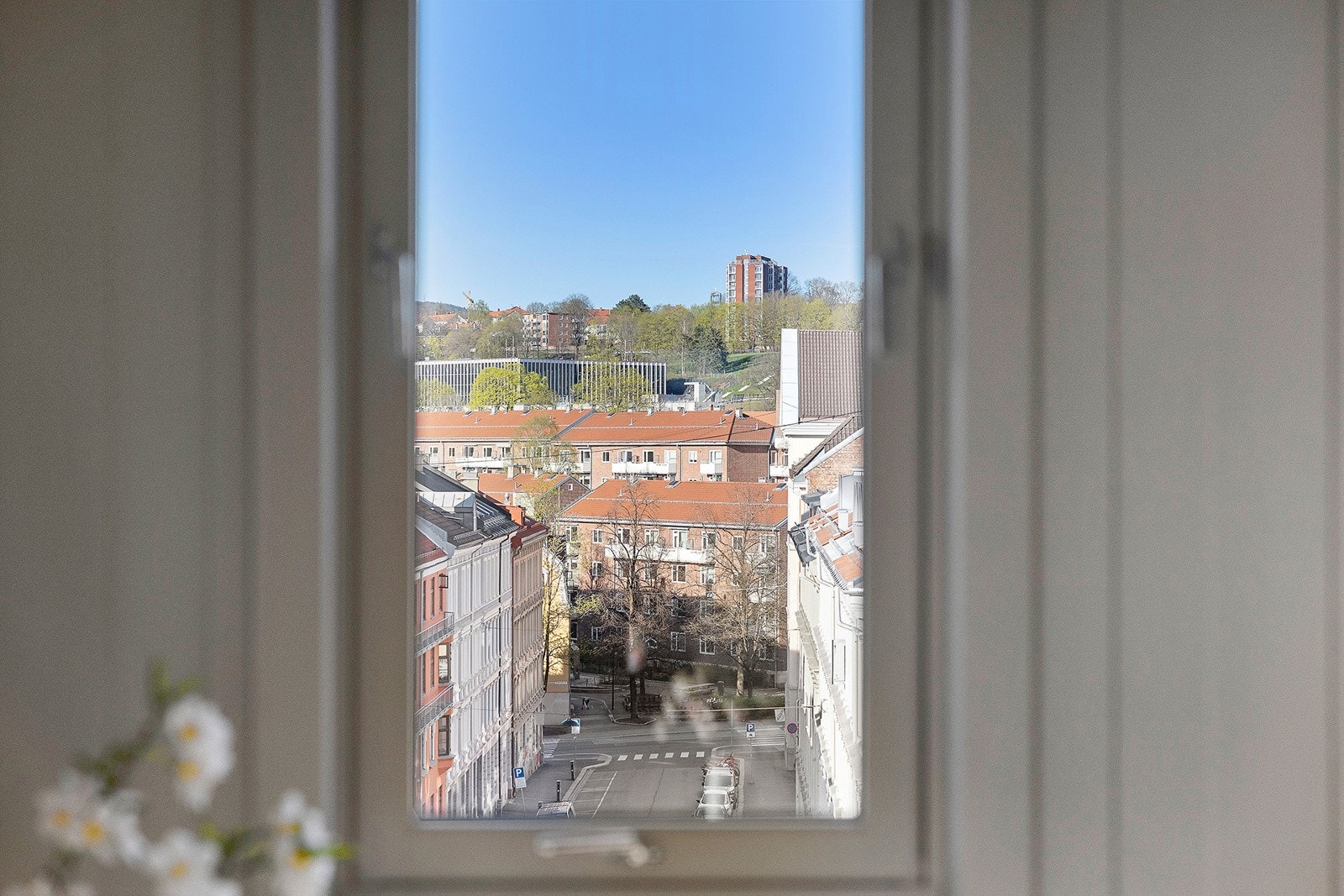 Utsikt fra endevindu i stuen Galleribilde